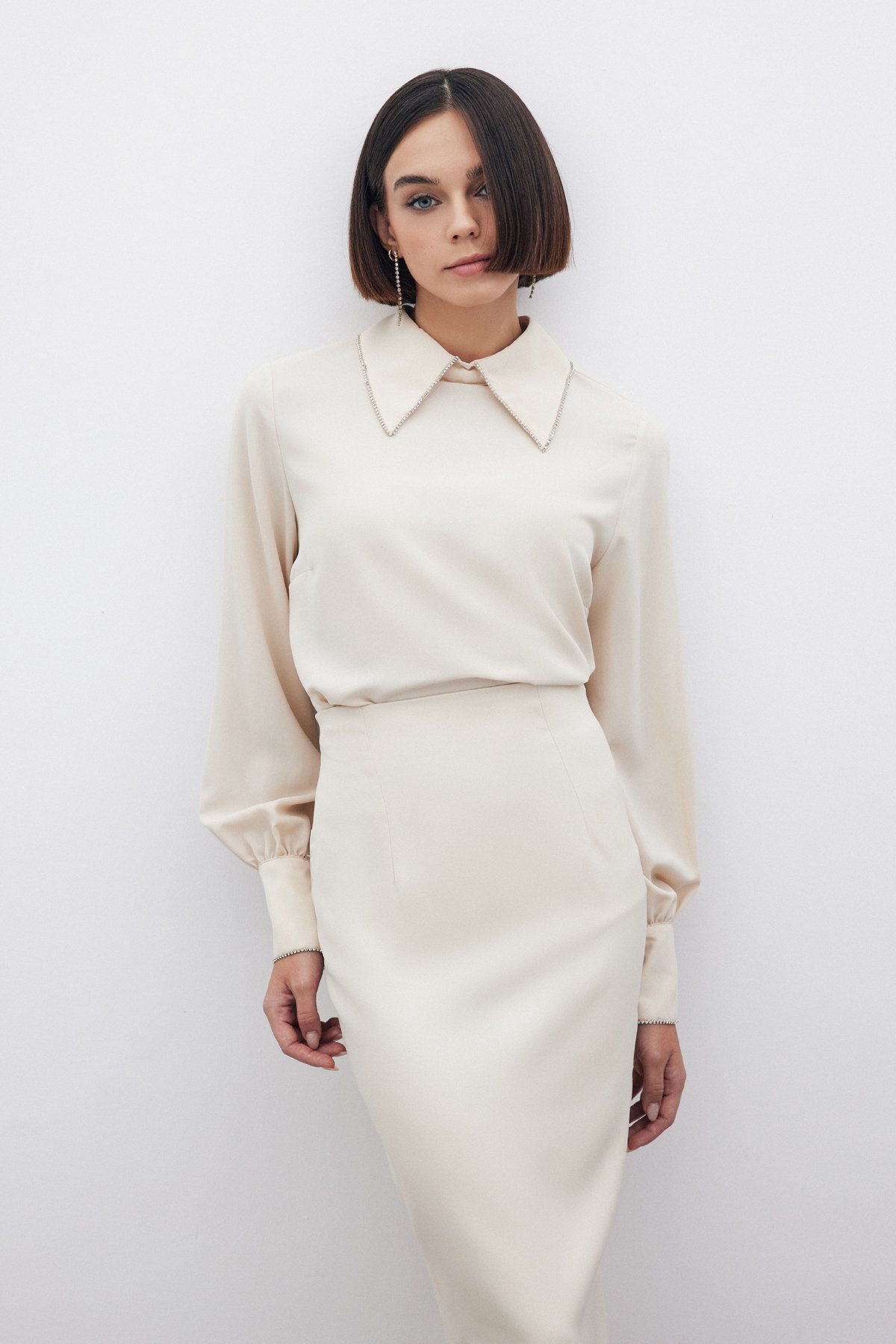 Yakası Parlak Taşlı Bluz - BEJ