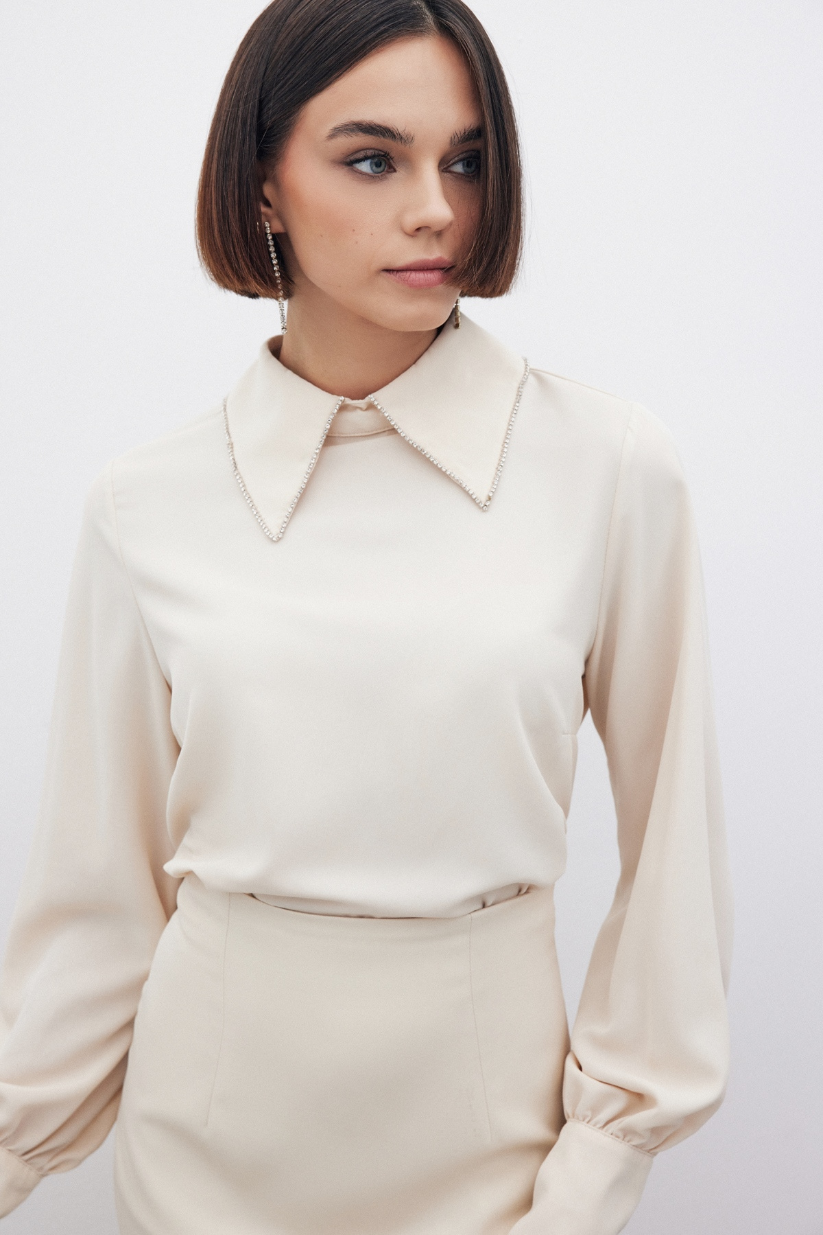 Yakası Parlak Taşlı Bluz - BEJ