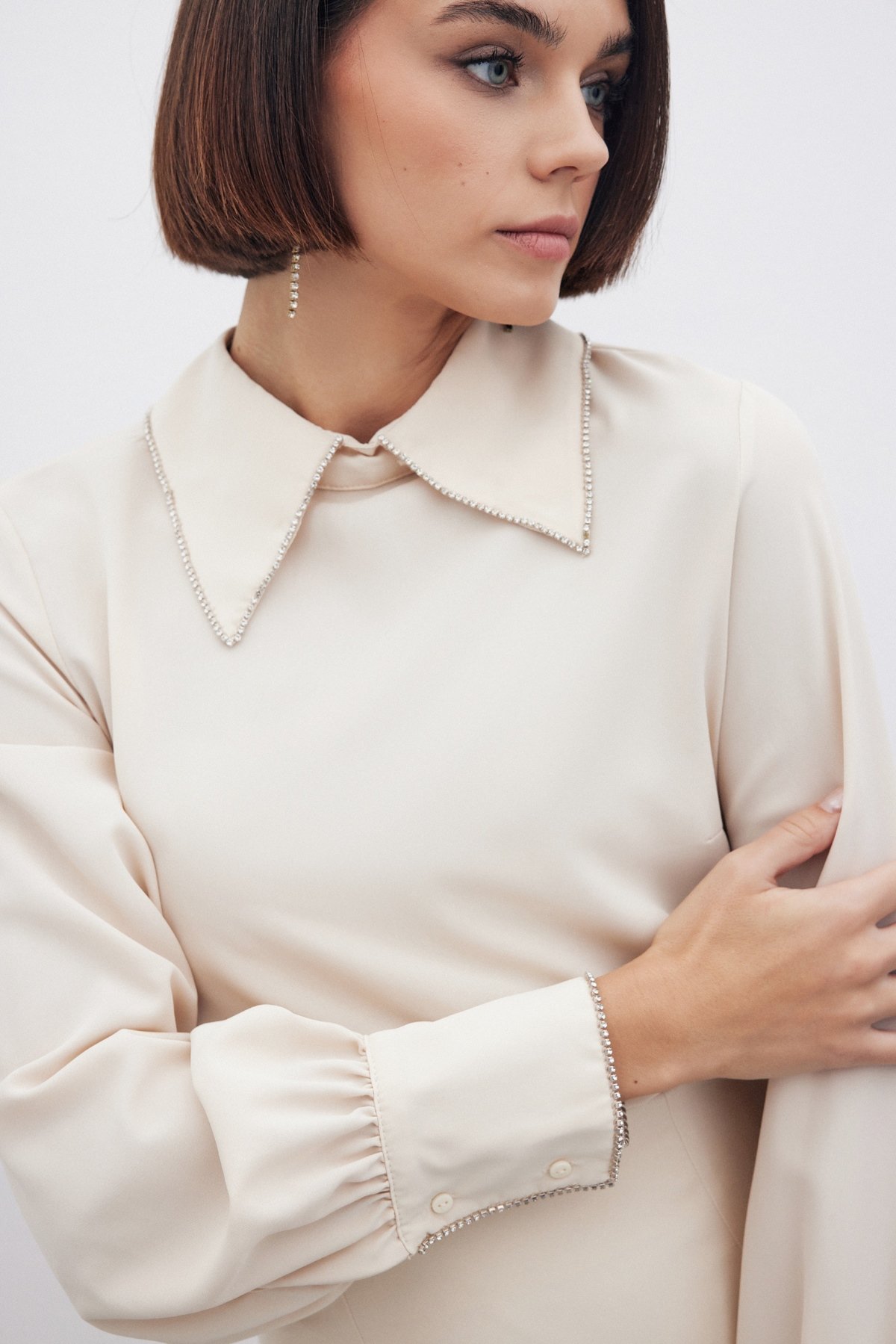 Yakası Parlak Taşlı Bluz - BEJ