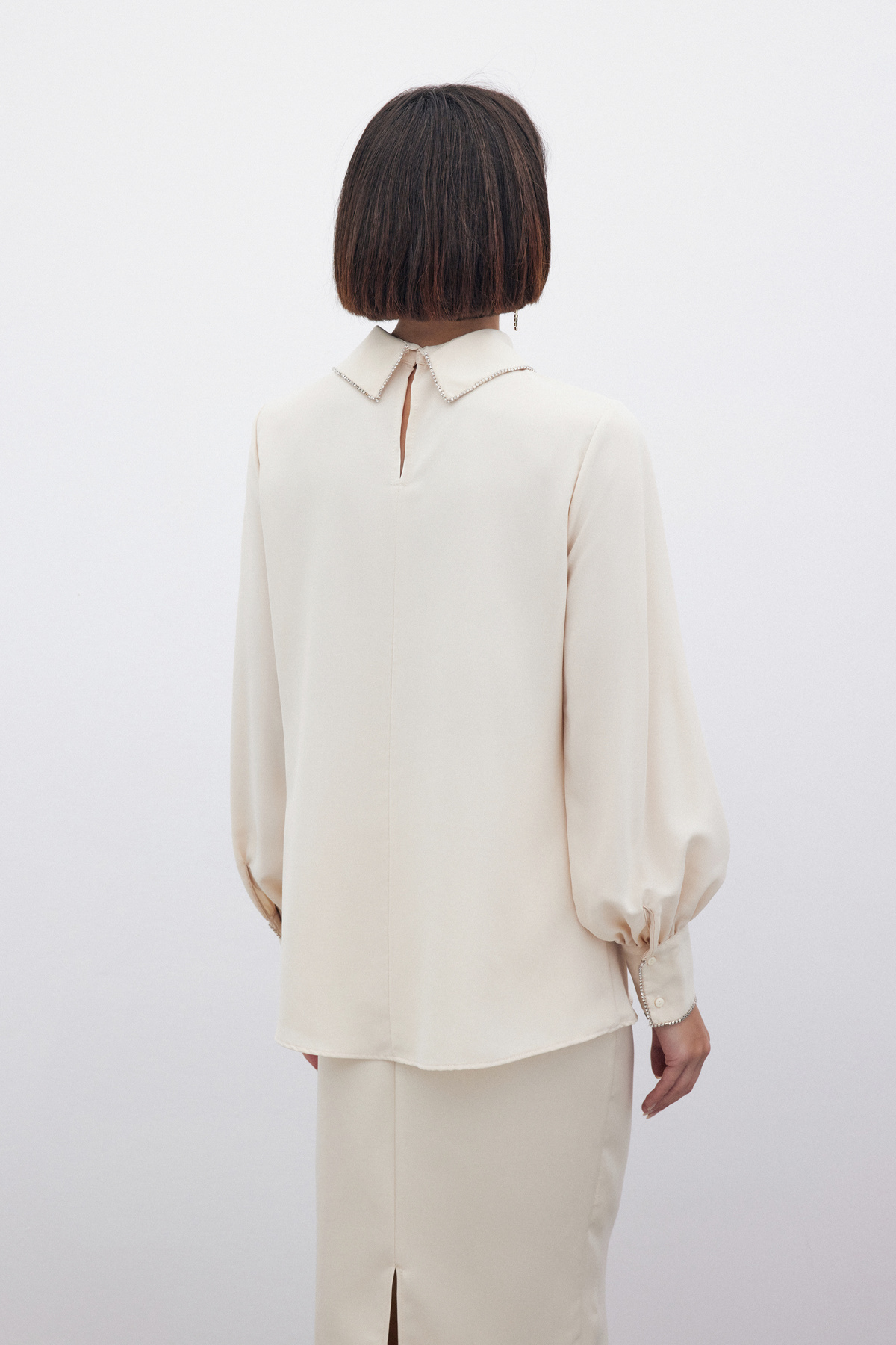 Yakası Parlak Taşlı Bluz - BEJ