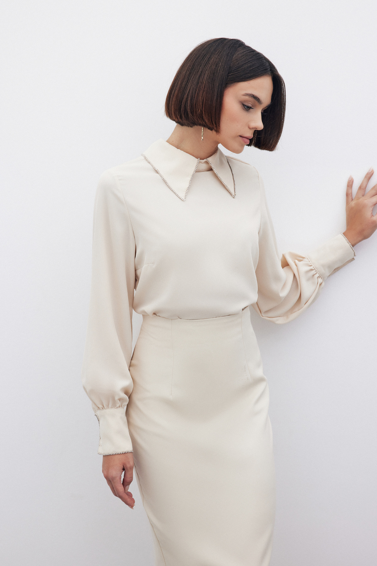 Yakası Parlak Taşlı Bluz - BEJ