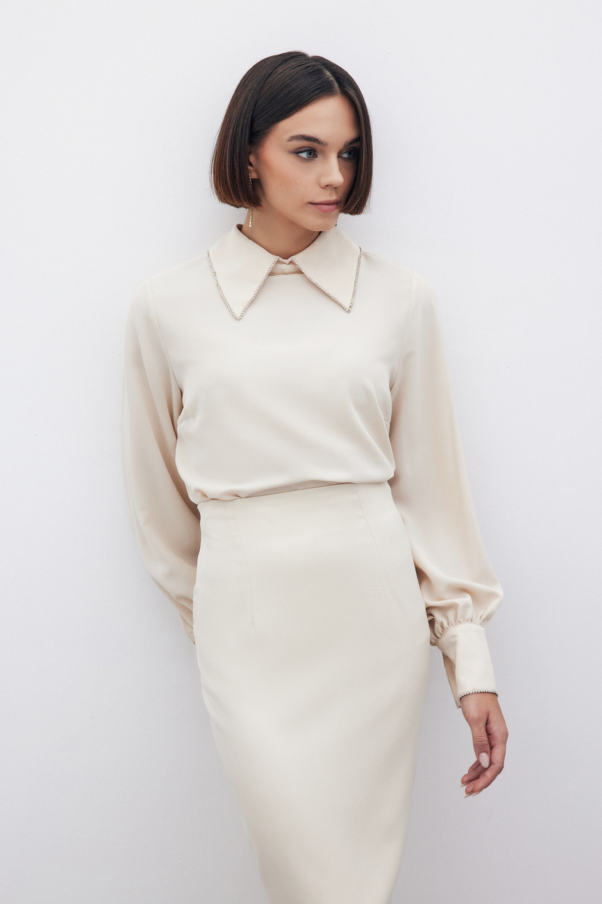 Yakası Parlak Taşlı Bluz - BEJ