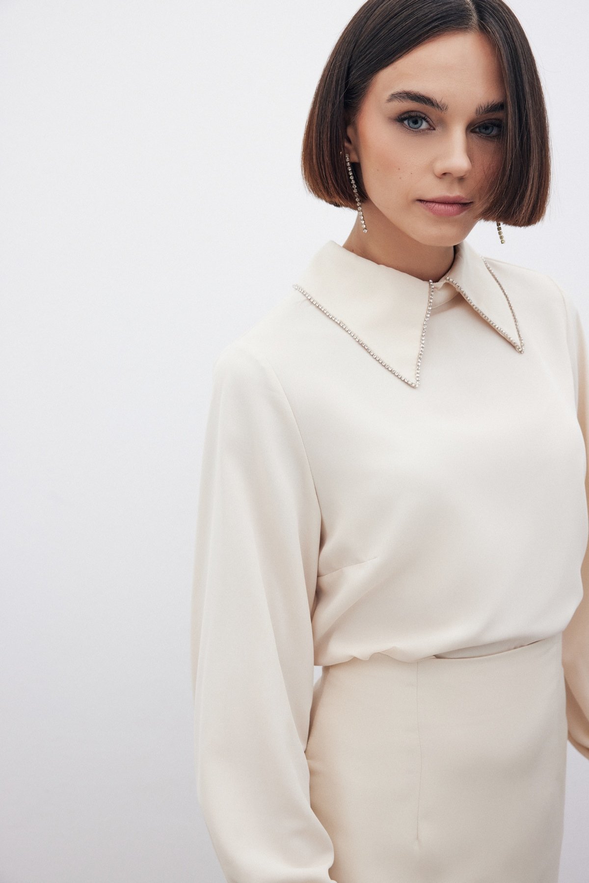 Yakası Parlak Taşlı Bluz - BEJ