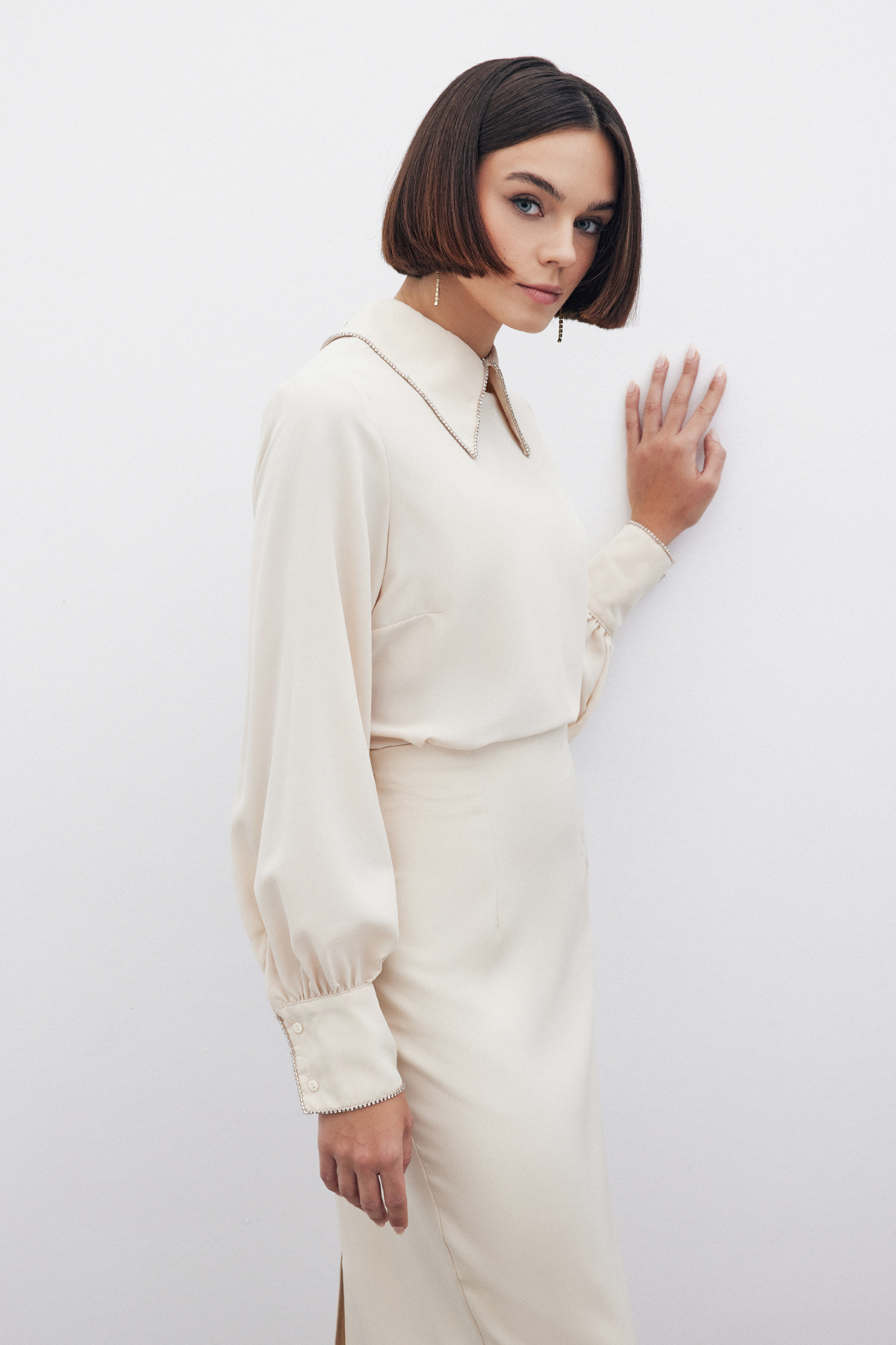 Yakası Parlak Taşlı Bluz - BEJ