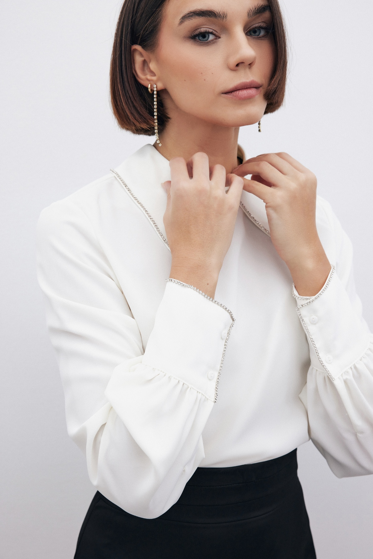 Yakası Parlak Taşlı Bluz - EKRU
