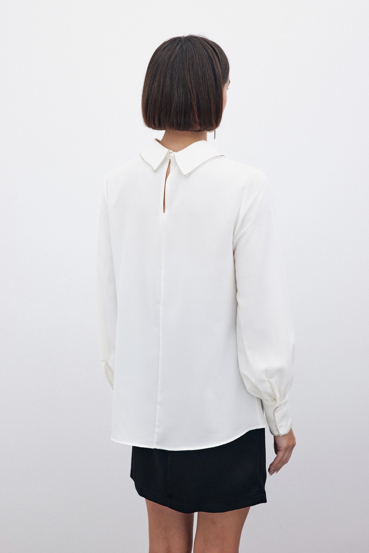 Yakası Parlak Taşlı Bluz - EKRU