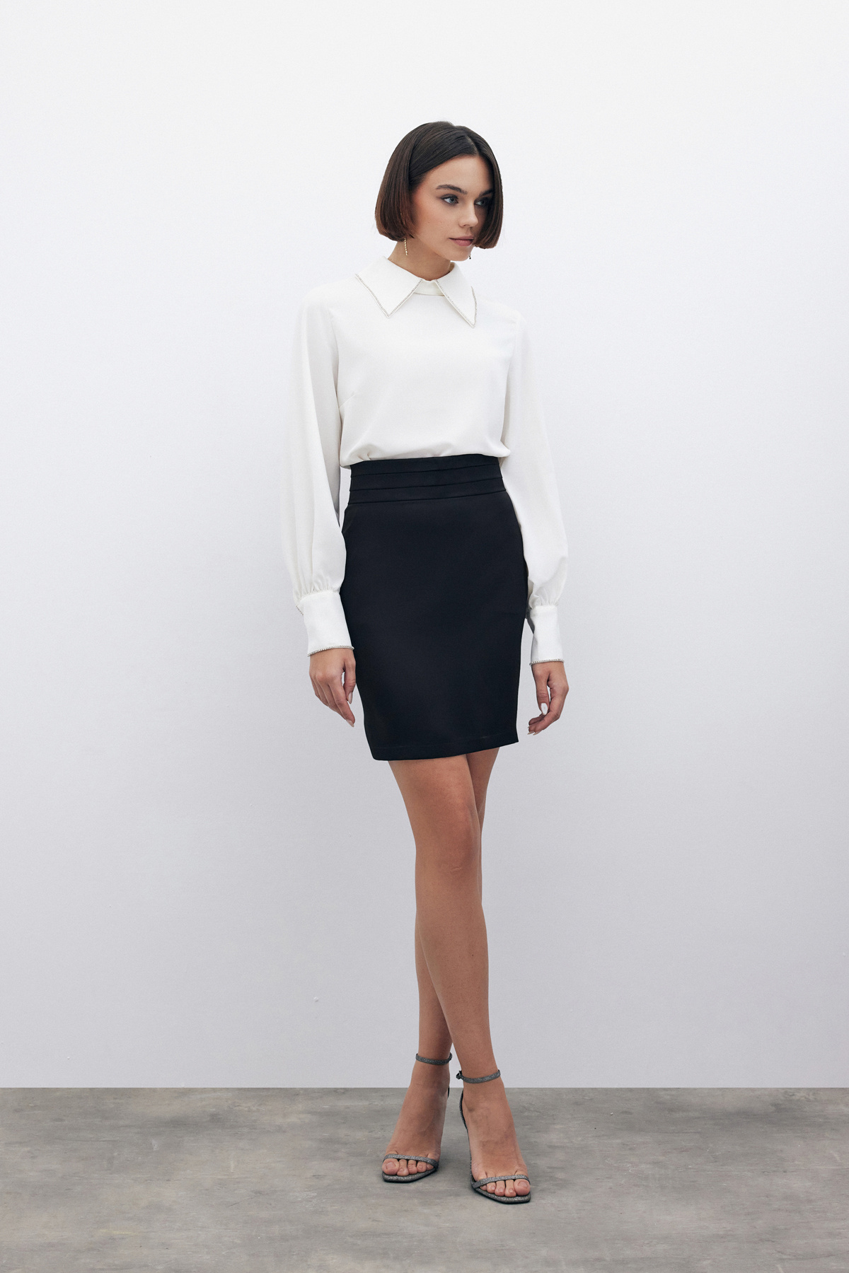 Yakası Parlak Taşlı Bluz - EKRU