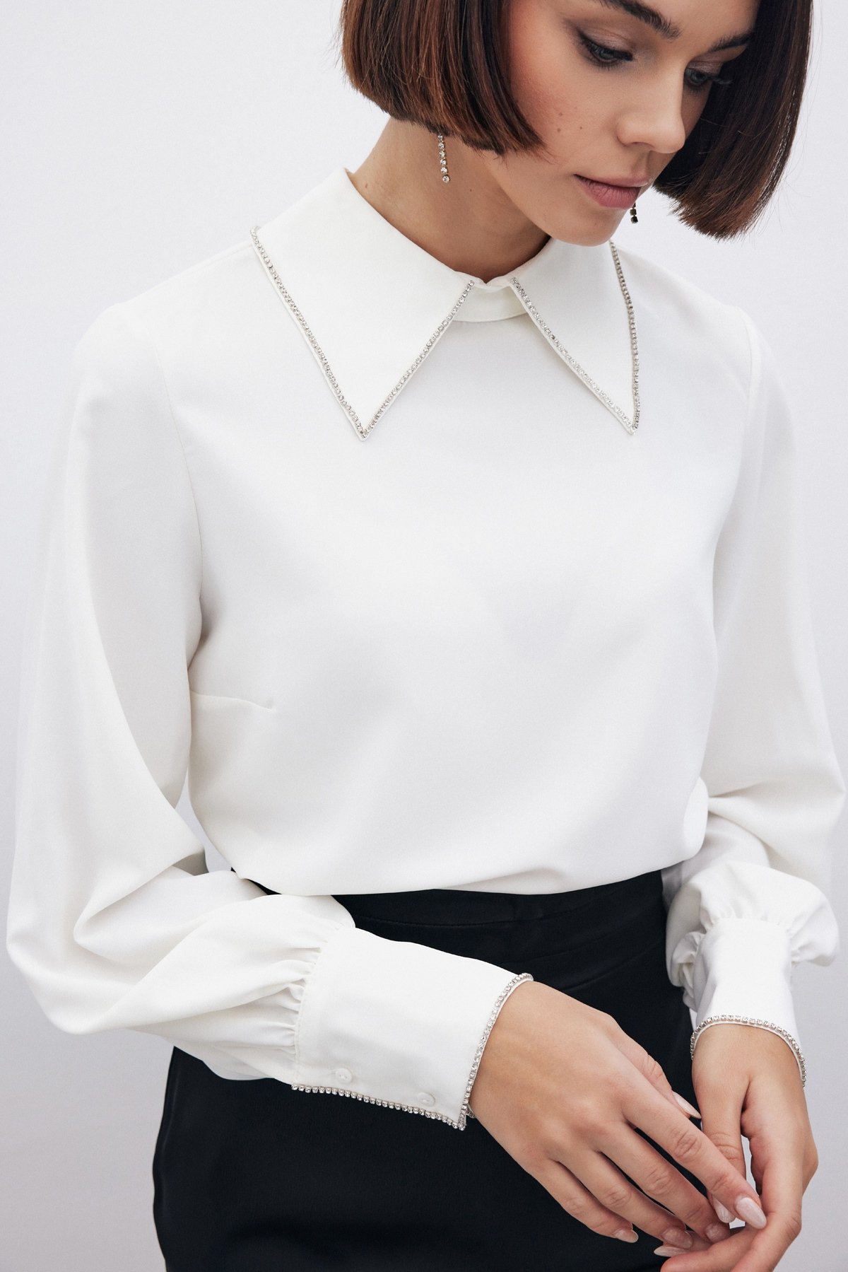 Yakası Parlak Taşlı Bluz - EKRU
