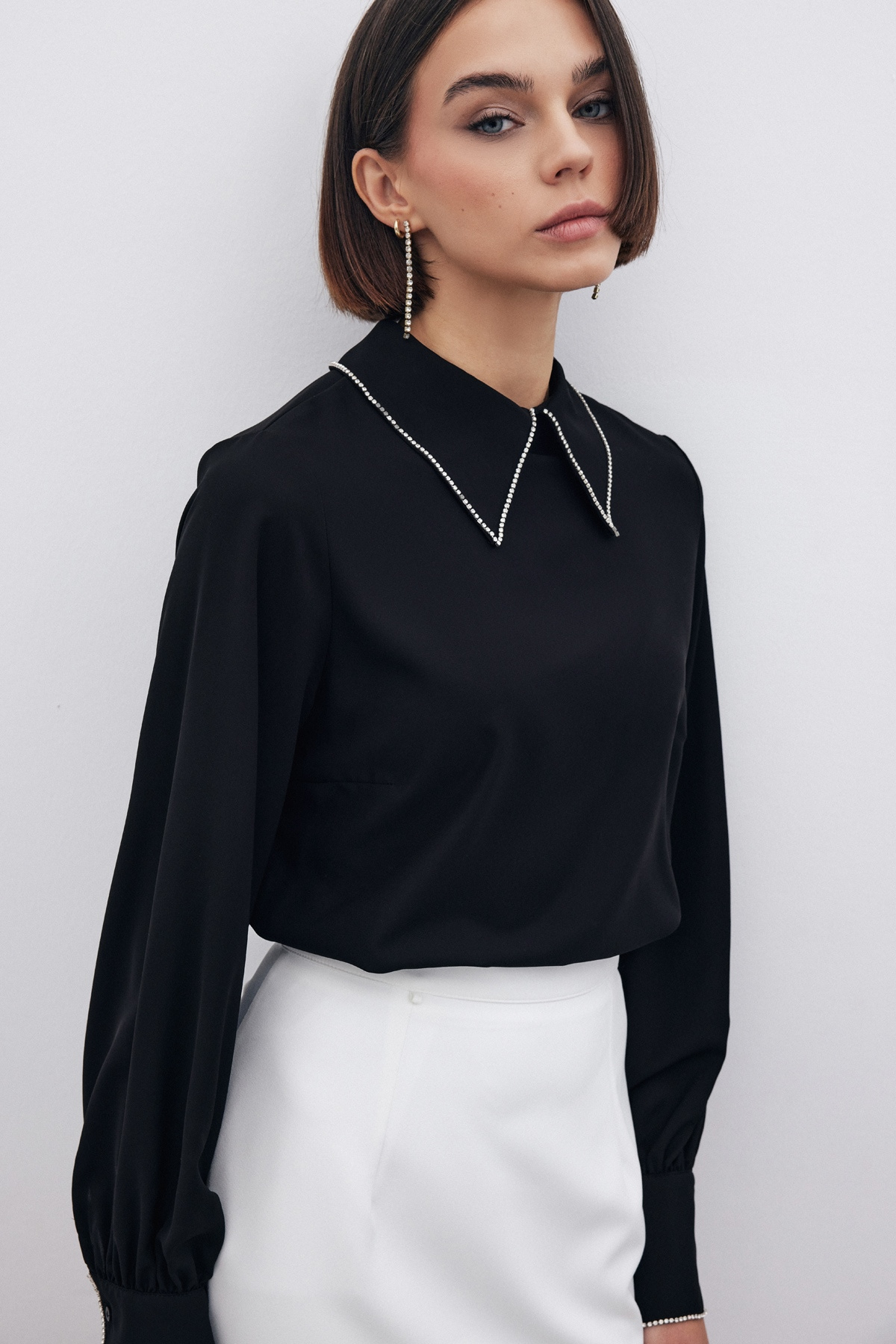 Yakası Parlak Taşlı Bluz - SİYAH