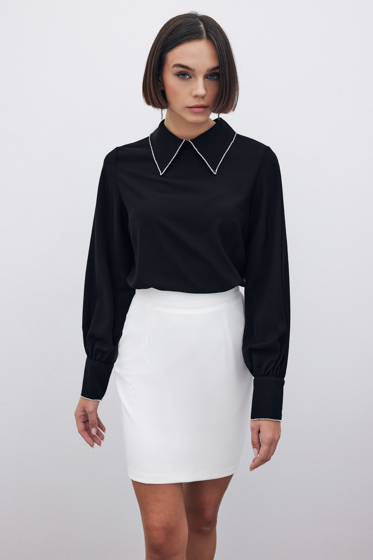 Yakası Parlak Taşlı Bluz - SİYAH