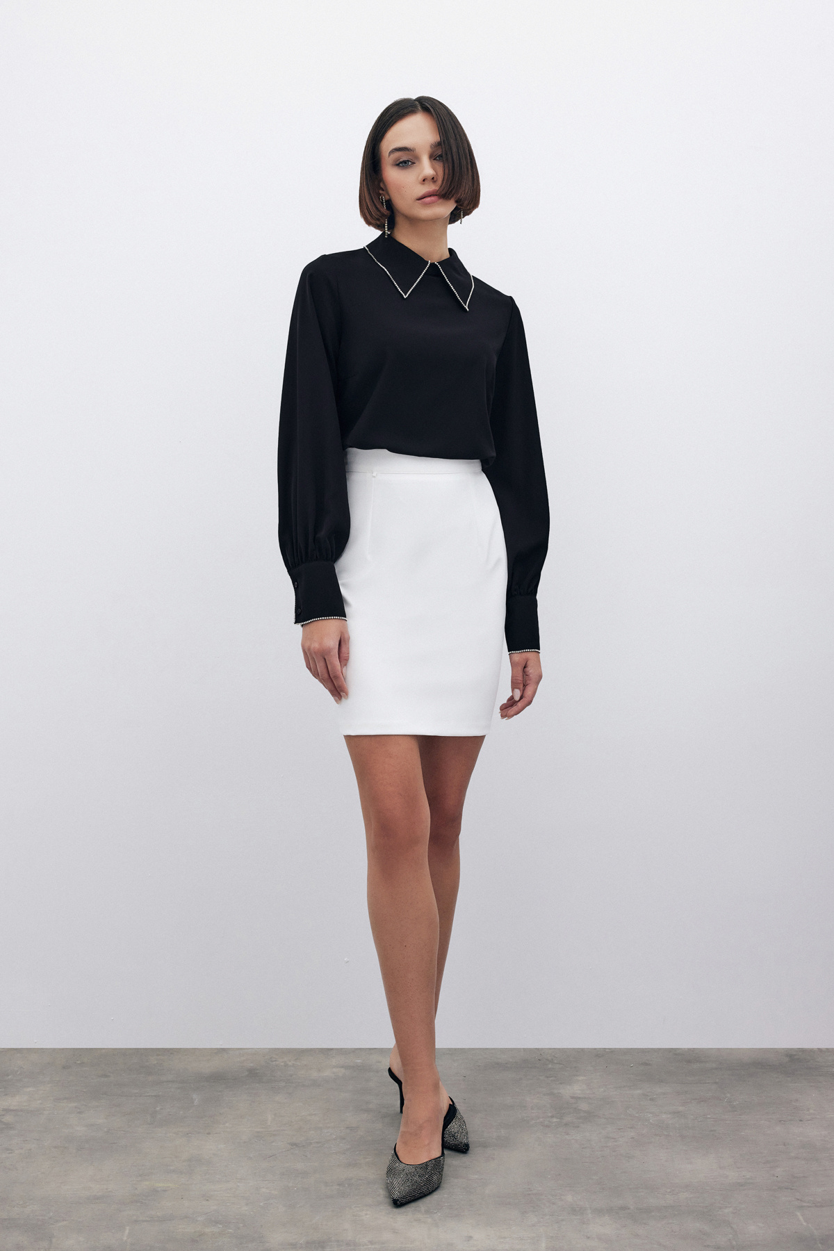 Yakası Parlak Taşlı Bluz - SİYAH