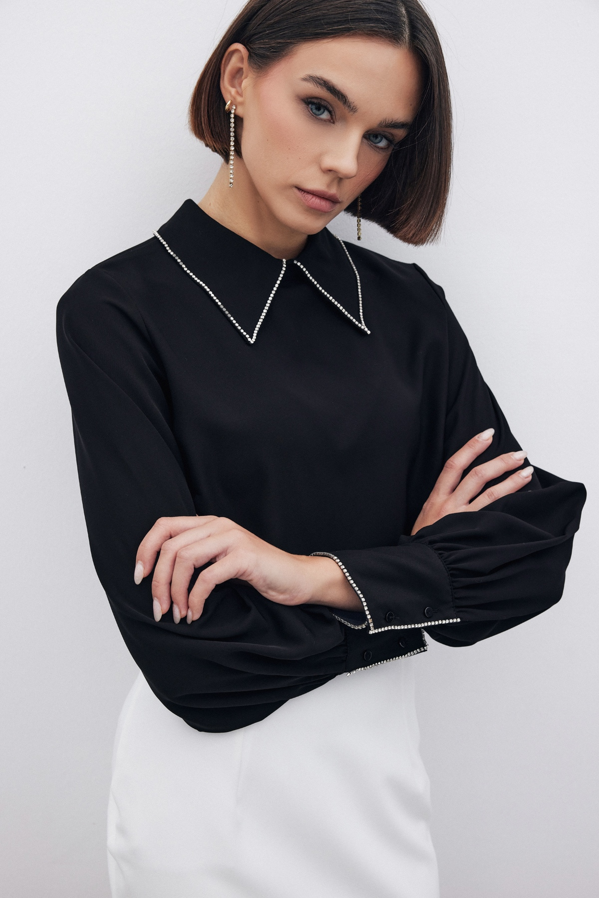 Yakası Parlak Taşlı Bluz - SİYAH