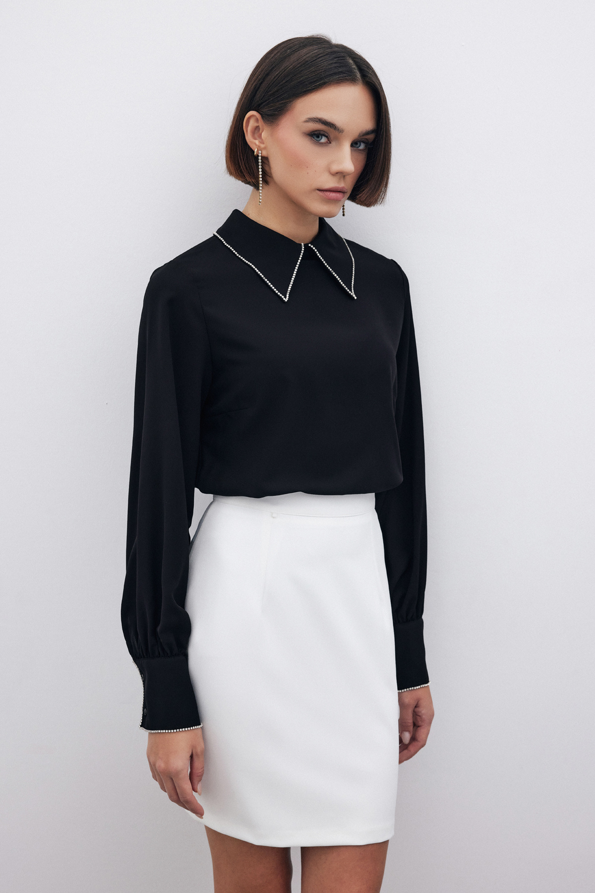 Yakası Parlak Taşlı Bluz - SİYAH