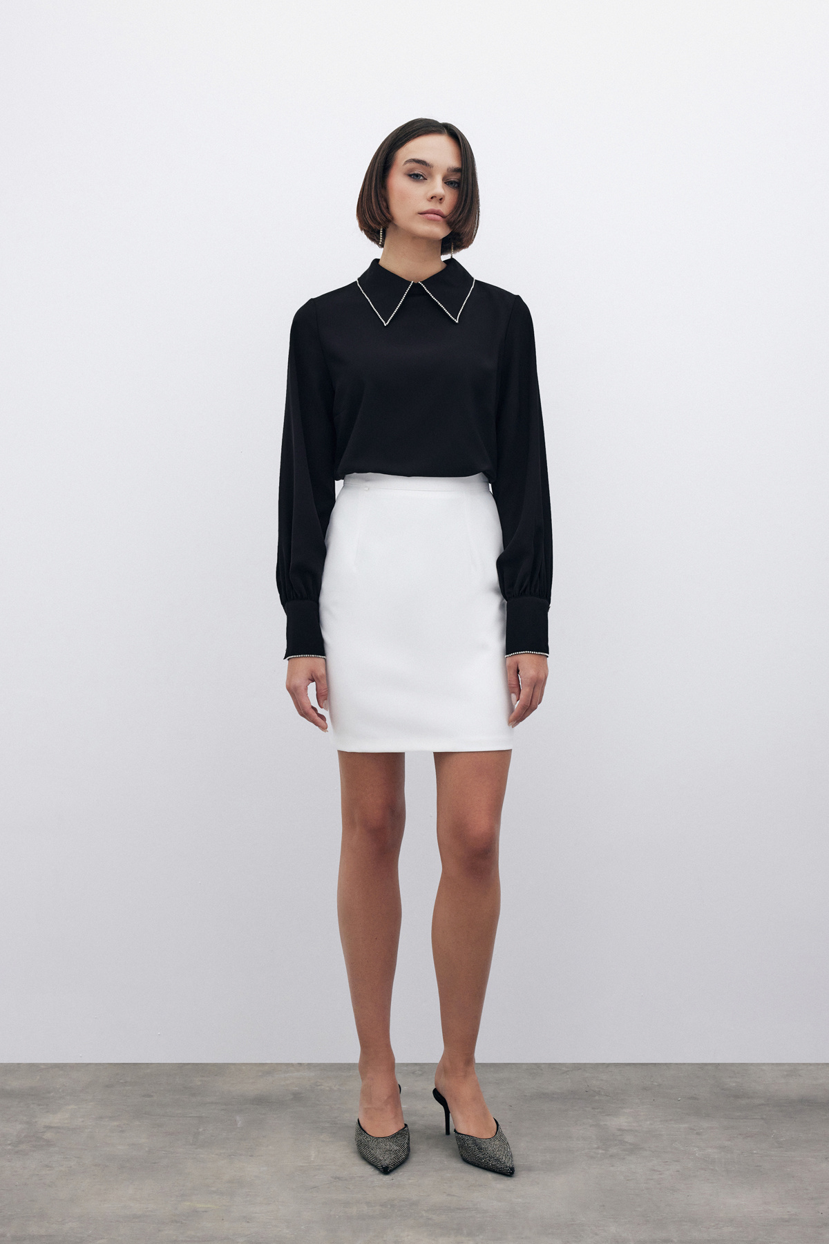 Yakası Parlak Taşlı Bluz - SİYAH