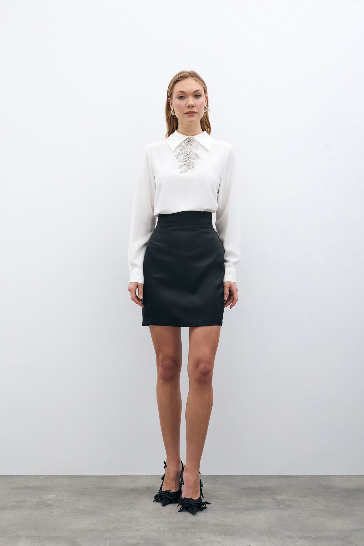 Yakası Taş Aksesuarlı Bluz - EKRU