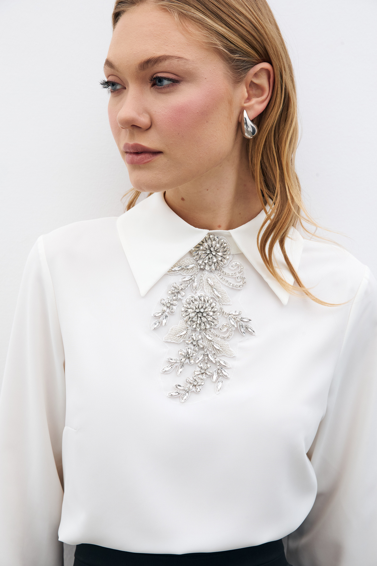 Yakası Taş Aksesuarlı Bluz - EKRU