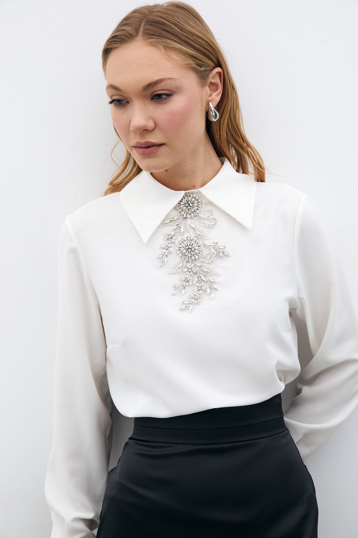 Yakası Taş Aksesuarlı Bluz - EKRU