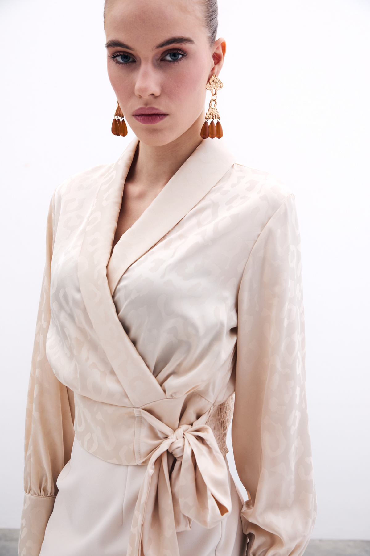 Yan Kuşaklı Saten Bluz - Bej