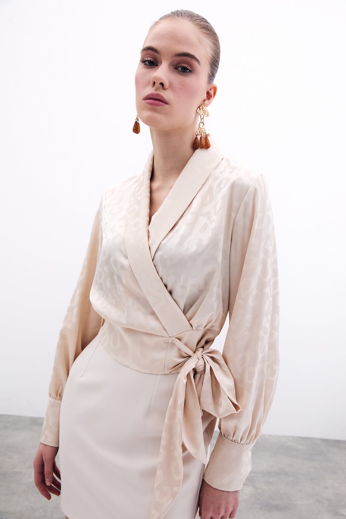 Yan Kuşaklı Saten Bluz - Bej