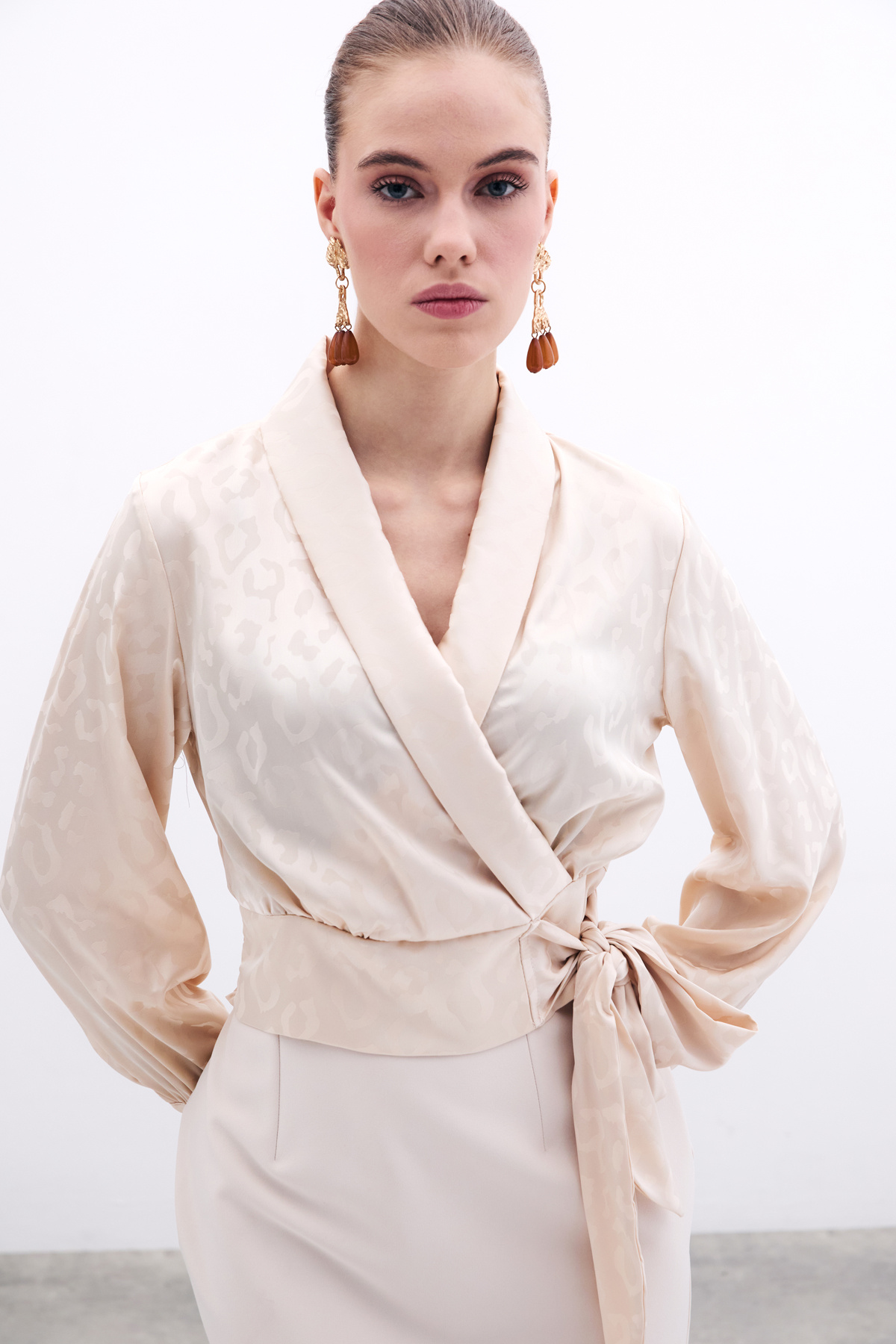 Yan Kuşaklı Saten Bluz - Bej