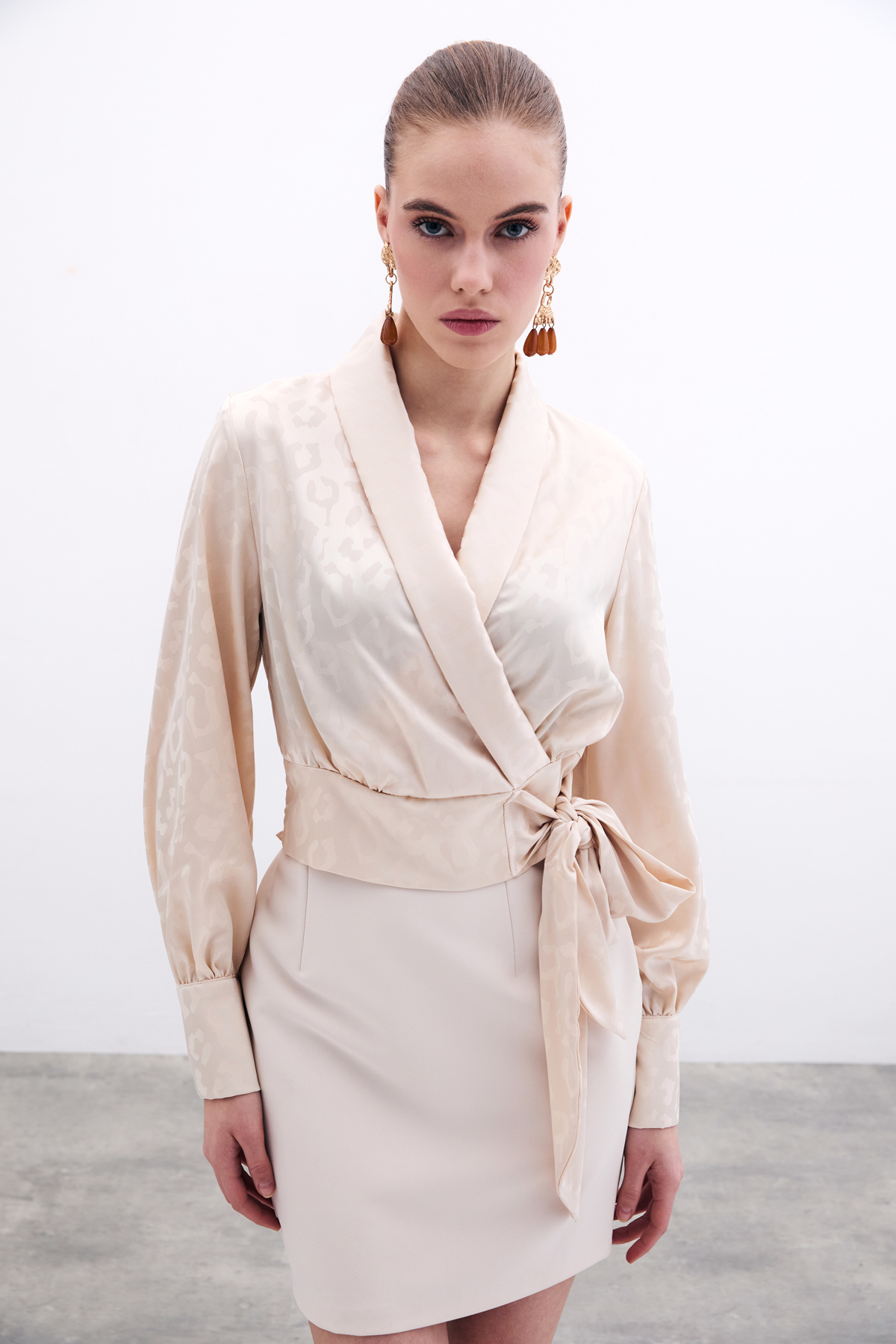 Yan Kuşaklı Saten Bluz - Bej