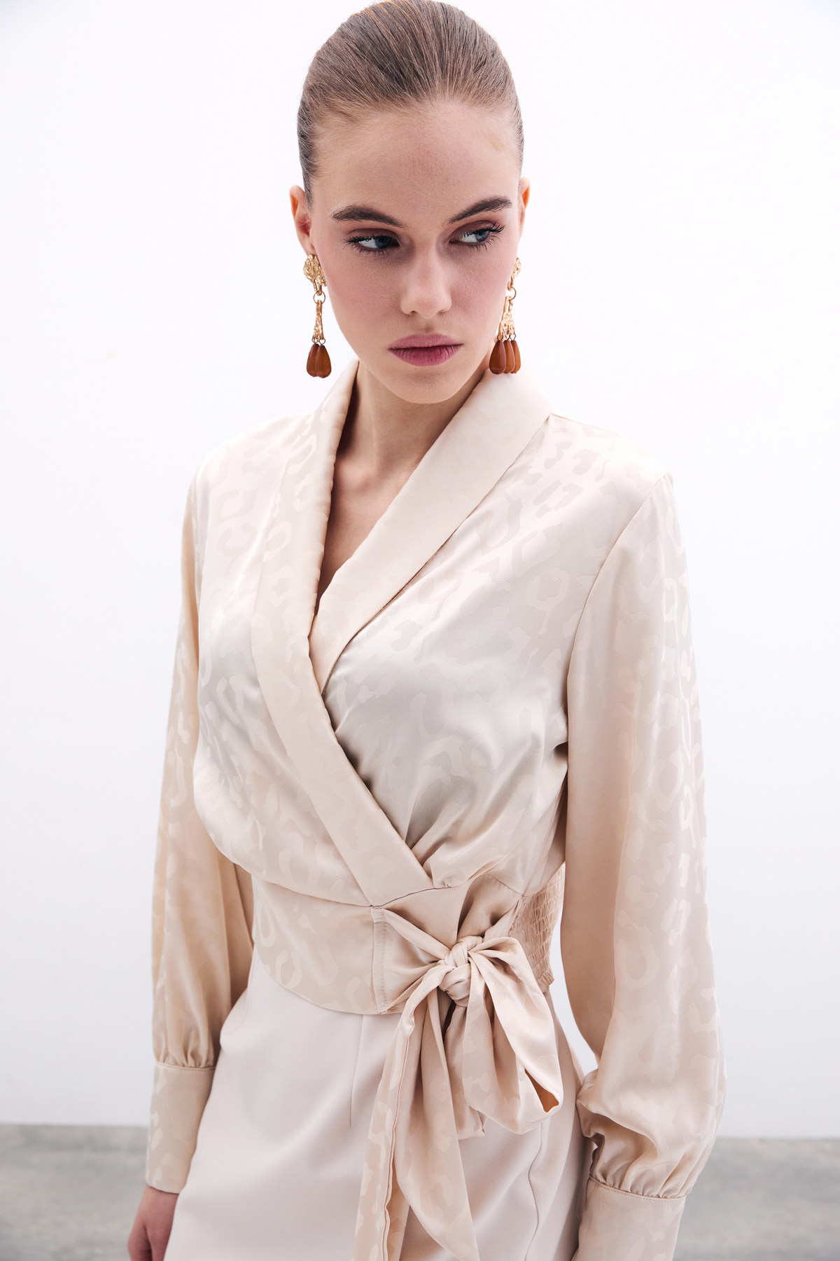 Yan Kuşaklı Saten Bluz - Bej