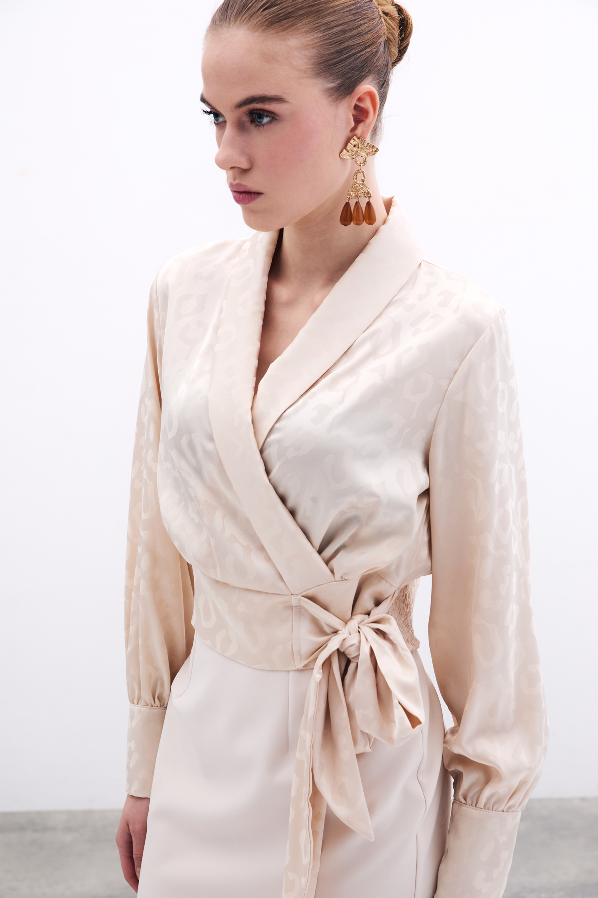 Yan Kuşaklı Saten Bluz - Bej