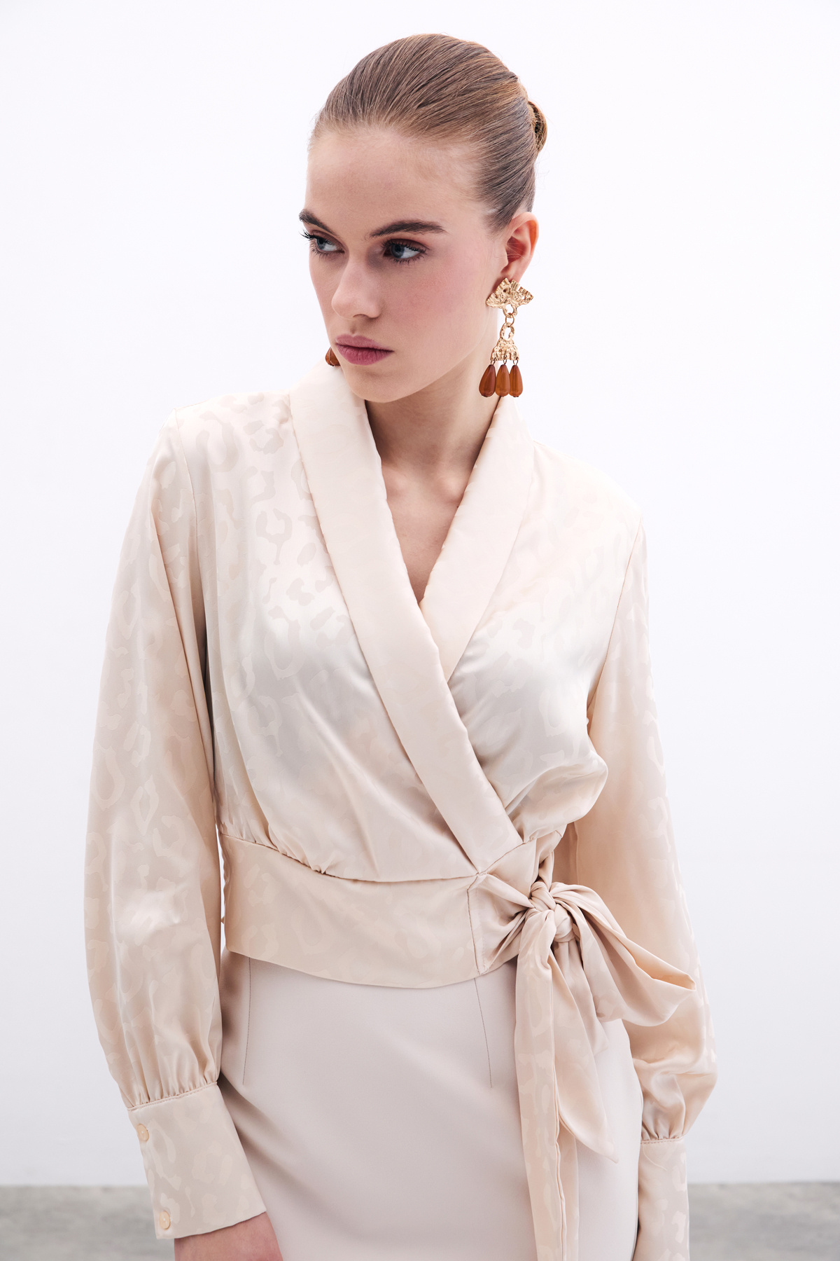 Yan Kuşaklı Saten Bluz - Bej