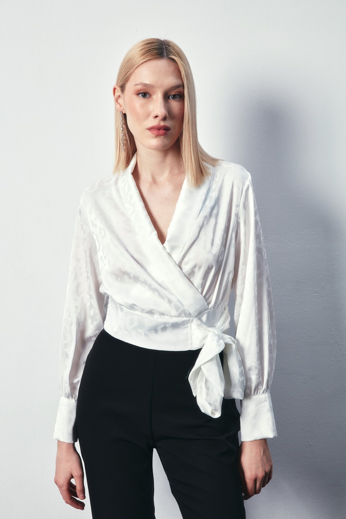 Yan Kuşaklı Saten Bluz - EKRU