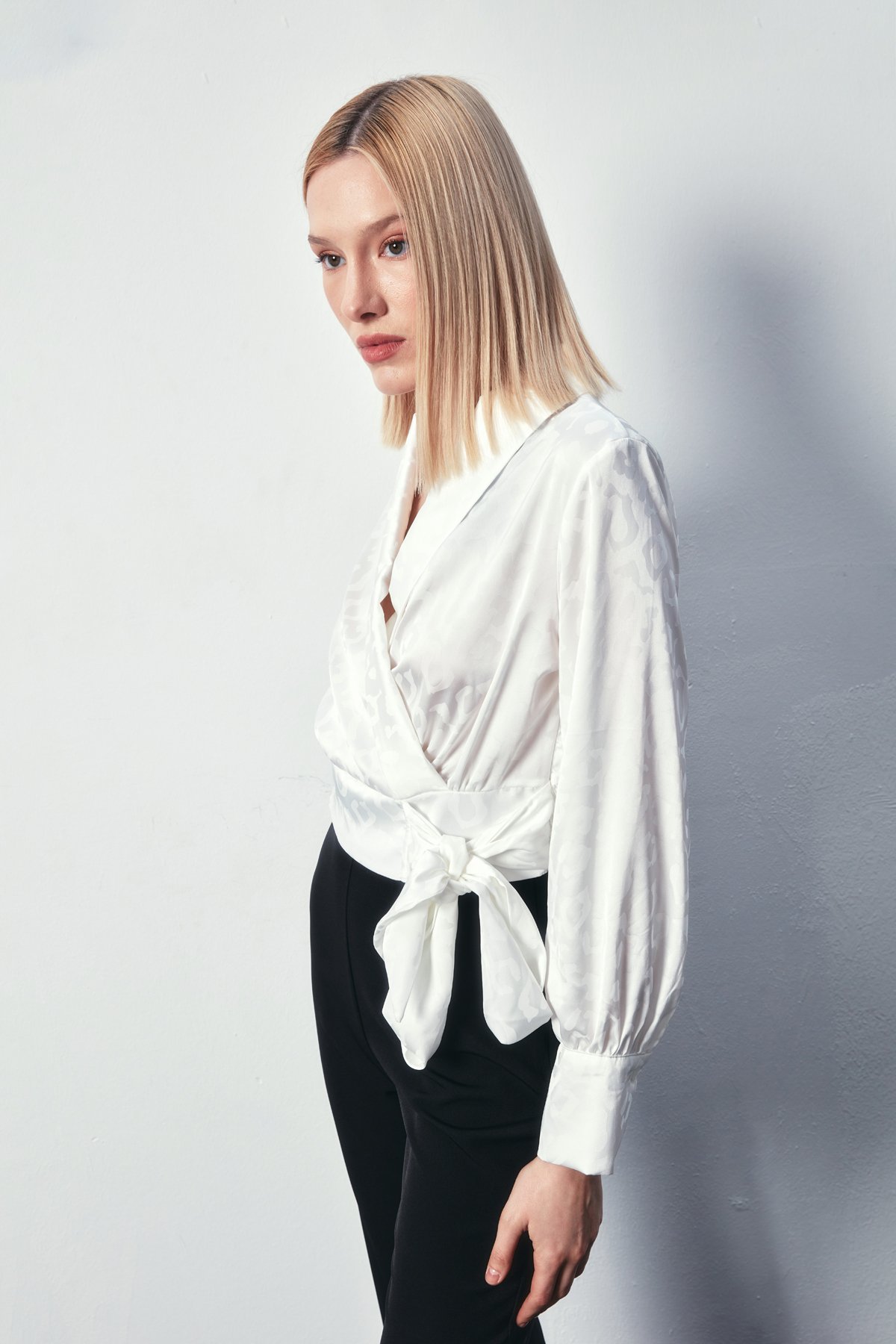 Yan Kuşaklı Saten Bluz - EKRU