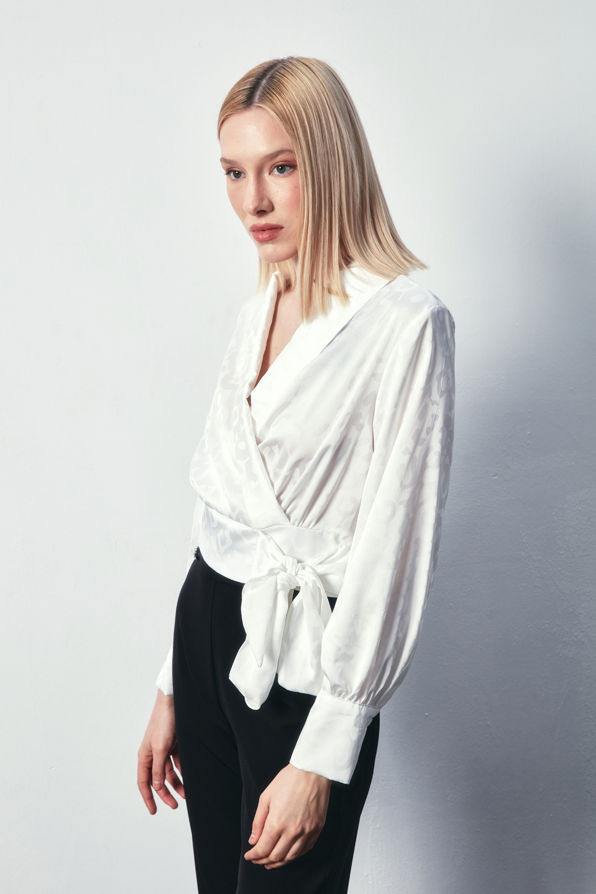 Yan Kuşaklı Saten Bluz - EKRU