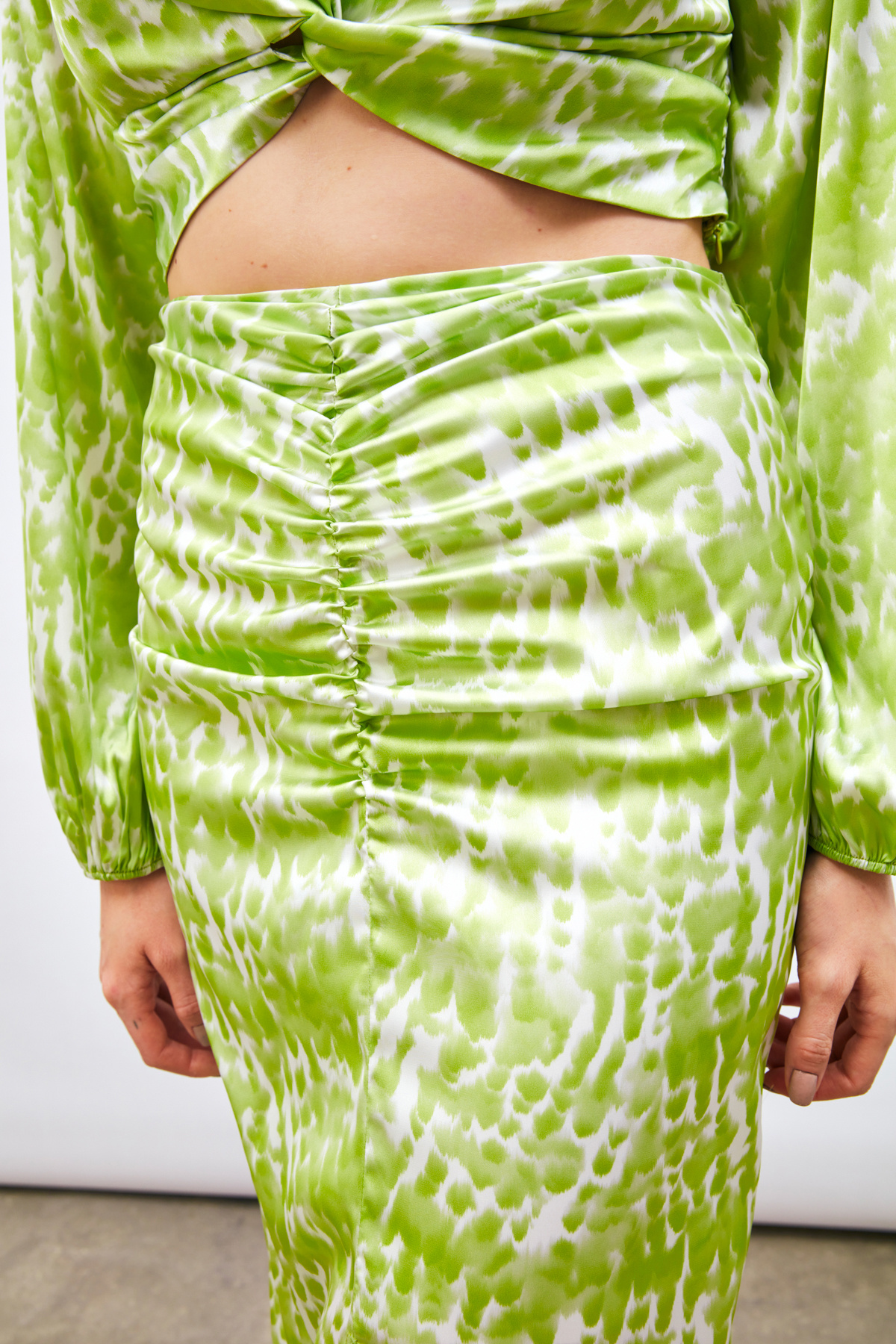 Yırtmaç Detaylı Desenli Midi Etek - YAĞ YEŞİLİ