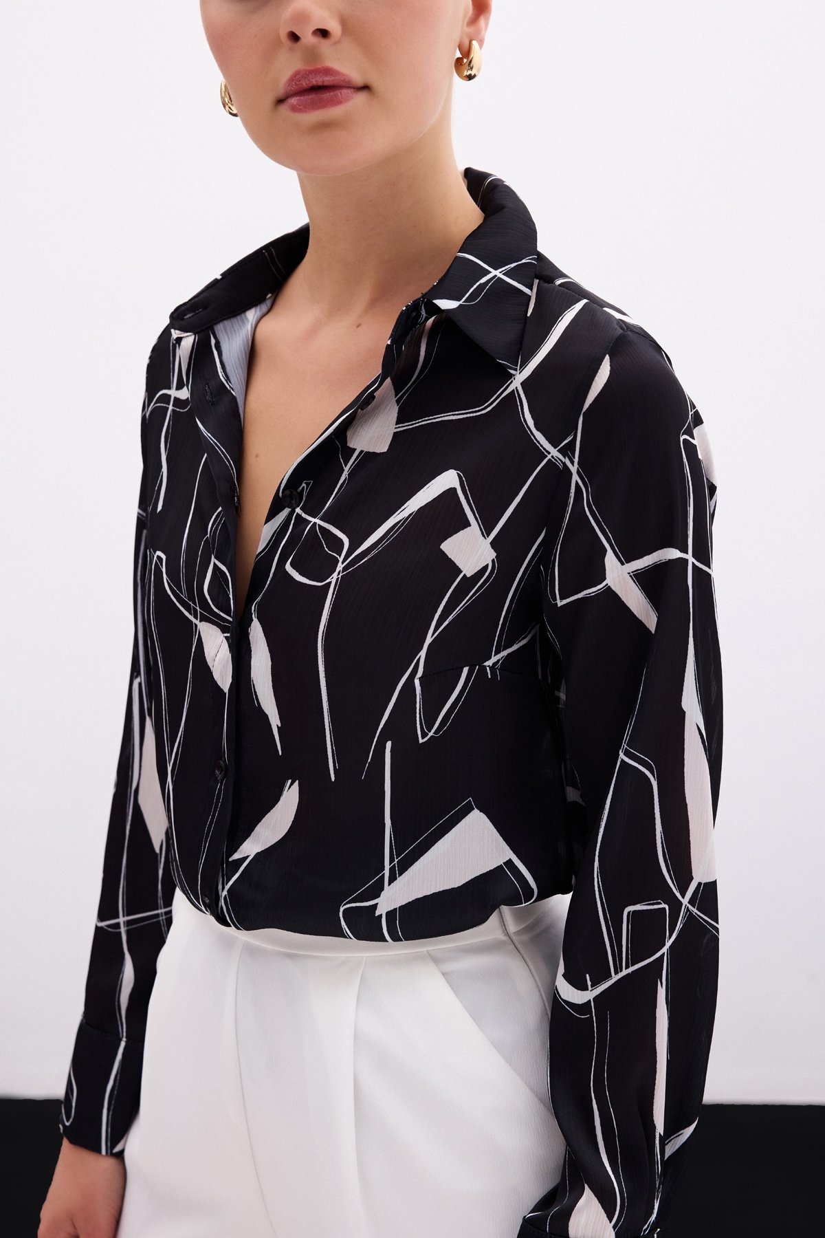 Yırtmaç Detaylı Gömlek - Siyah