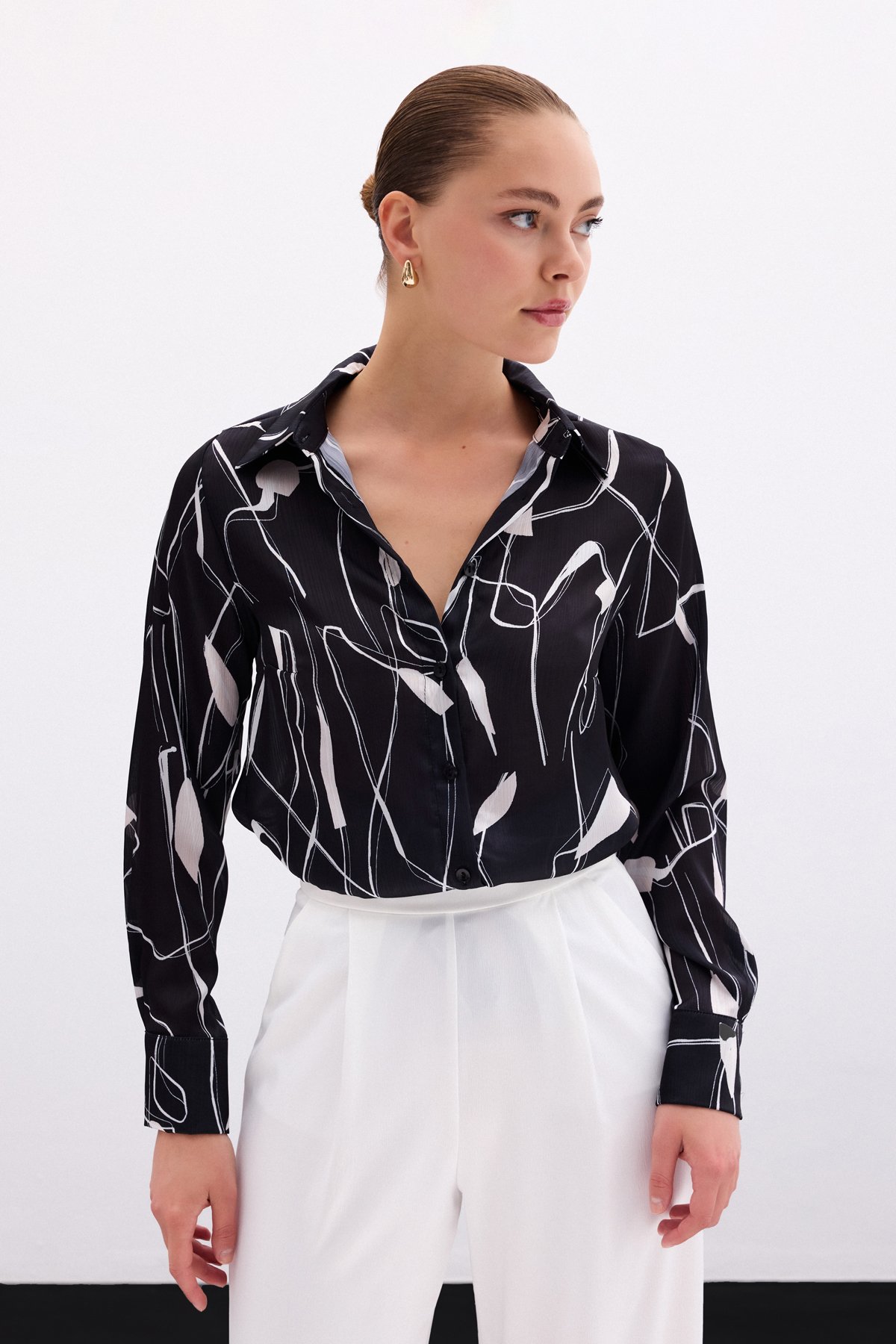 Yırtmaç Detaylı Gömlek - Siyah