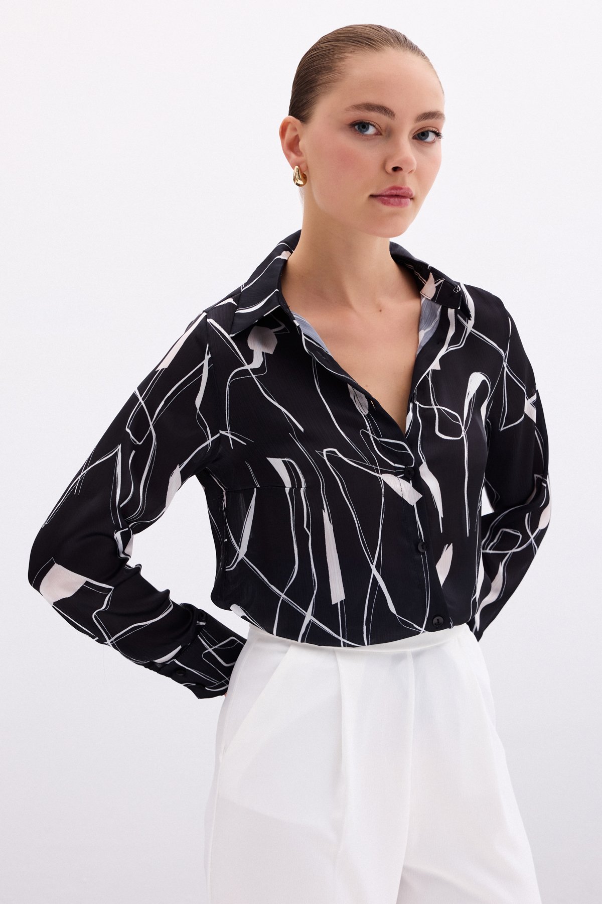 Yırtmaç Detaylı Gömlek - Siyah