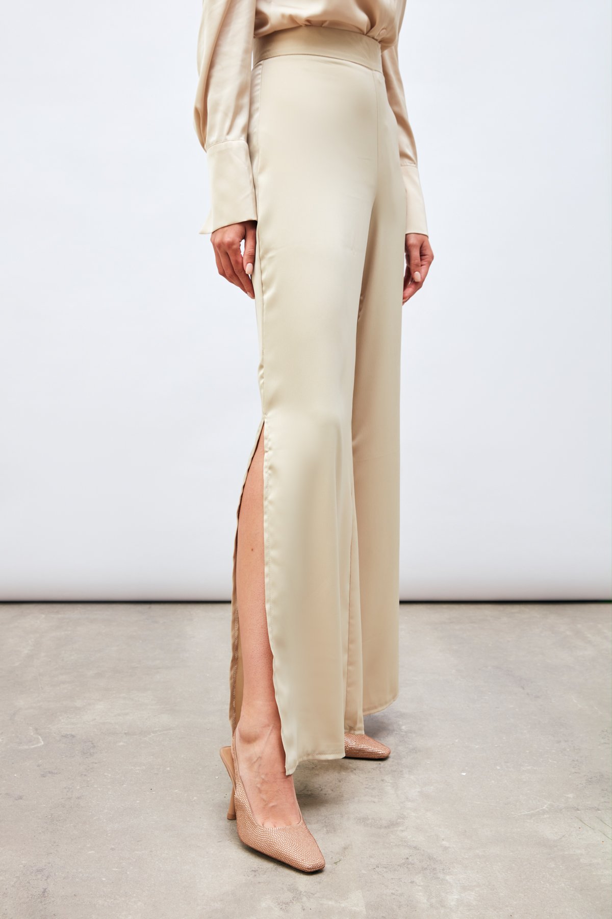 Yırtmaç Detaylı Saten Pantolon - BEJ