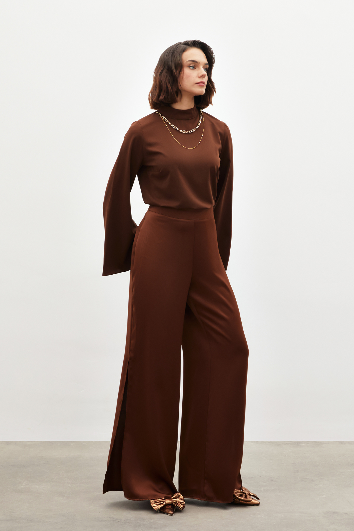 Yırtmaç Detaylı Saten Pantolon - KAHVE