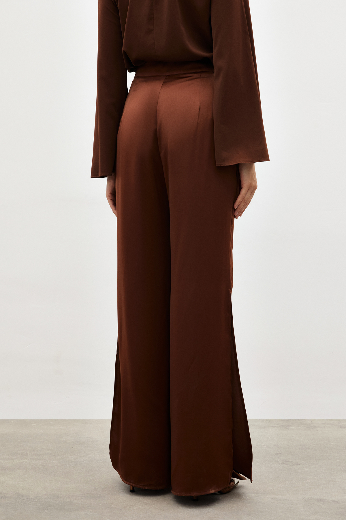 Yırtmaç Detaylı Saten Pantolon - KAHVE