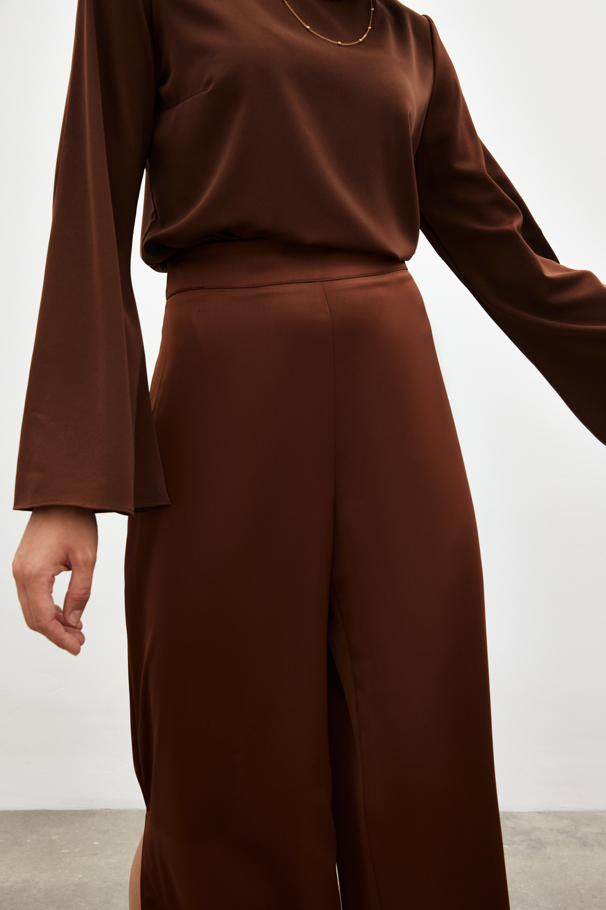 Yırtmaç Detaylı Saten Pantolon - KAHVE