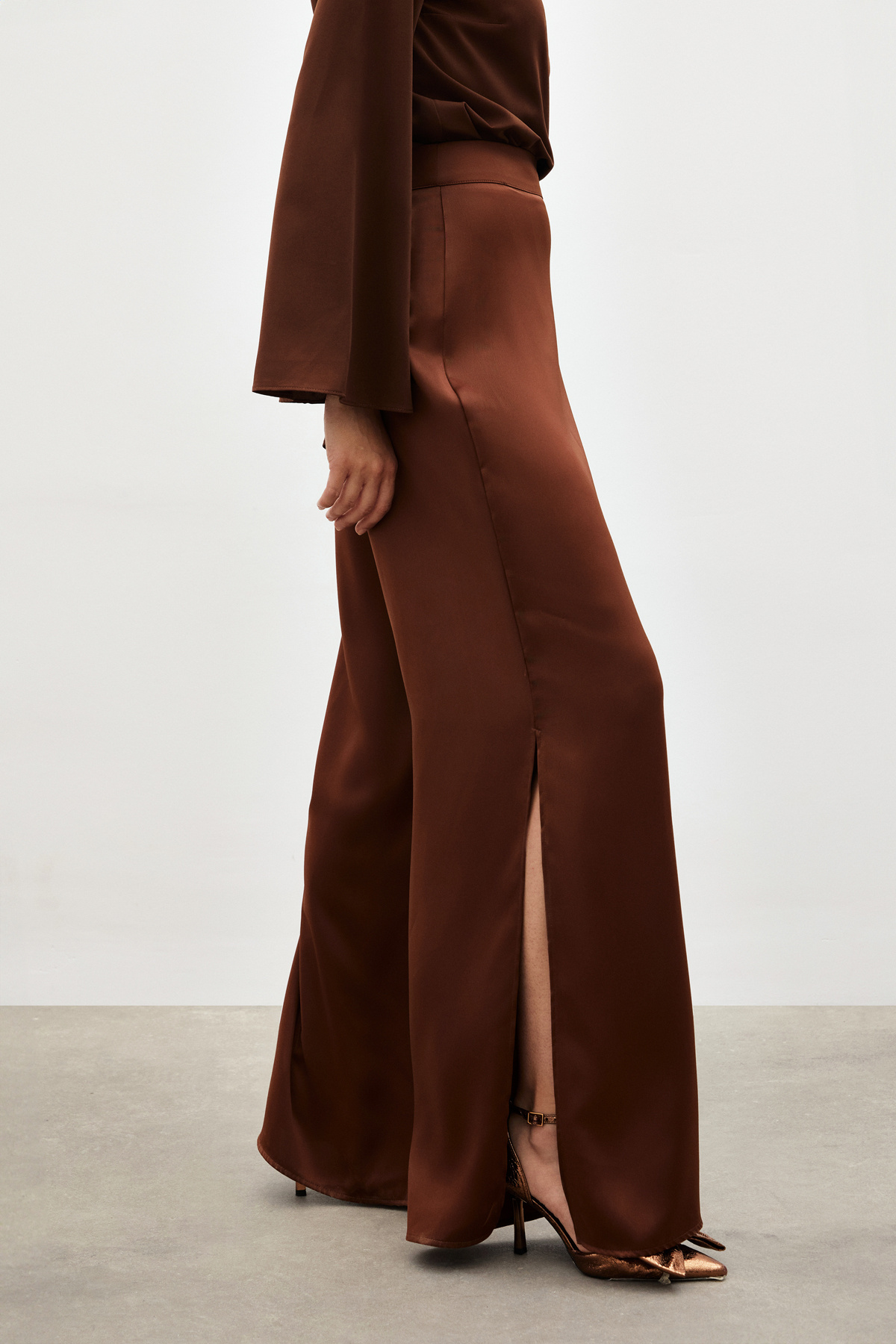 Yırtmaç Detaylı Saten Pantolon - KAHVE