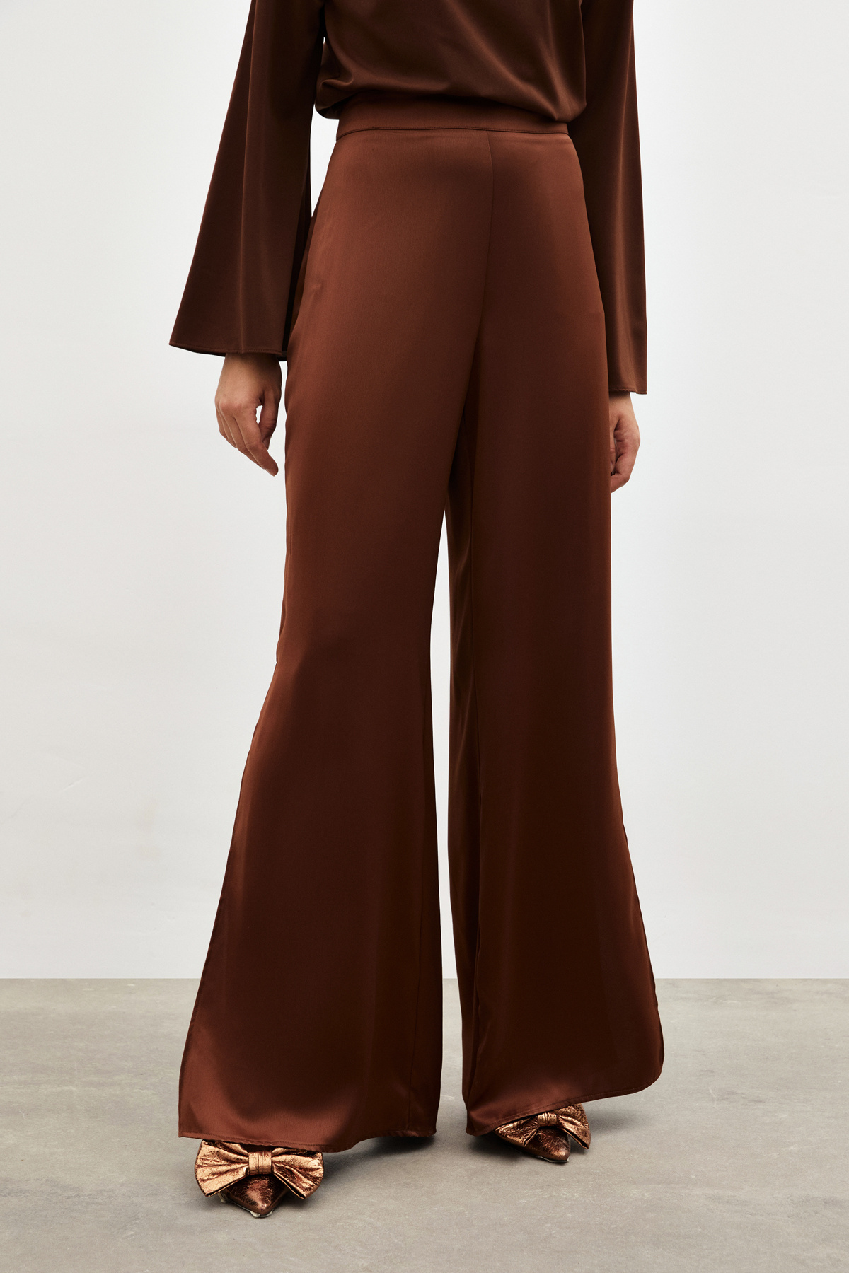 Yırtmaç Detaylı Saten Pantolon - KAHVE