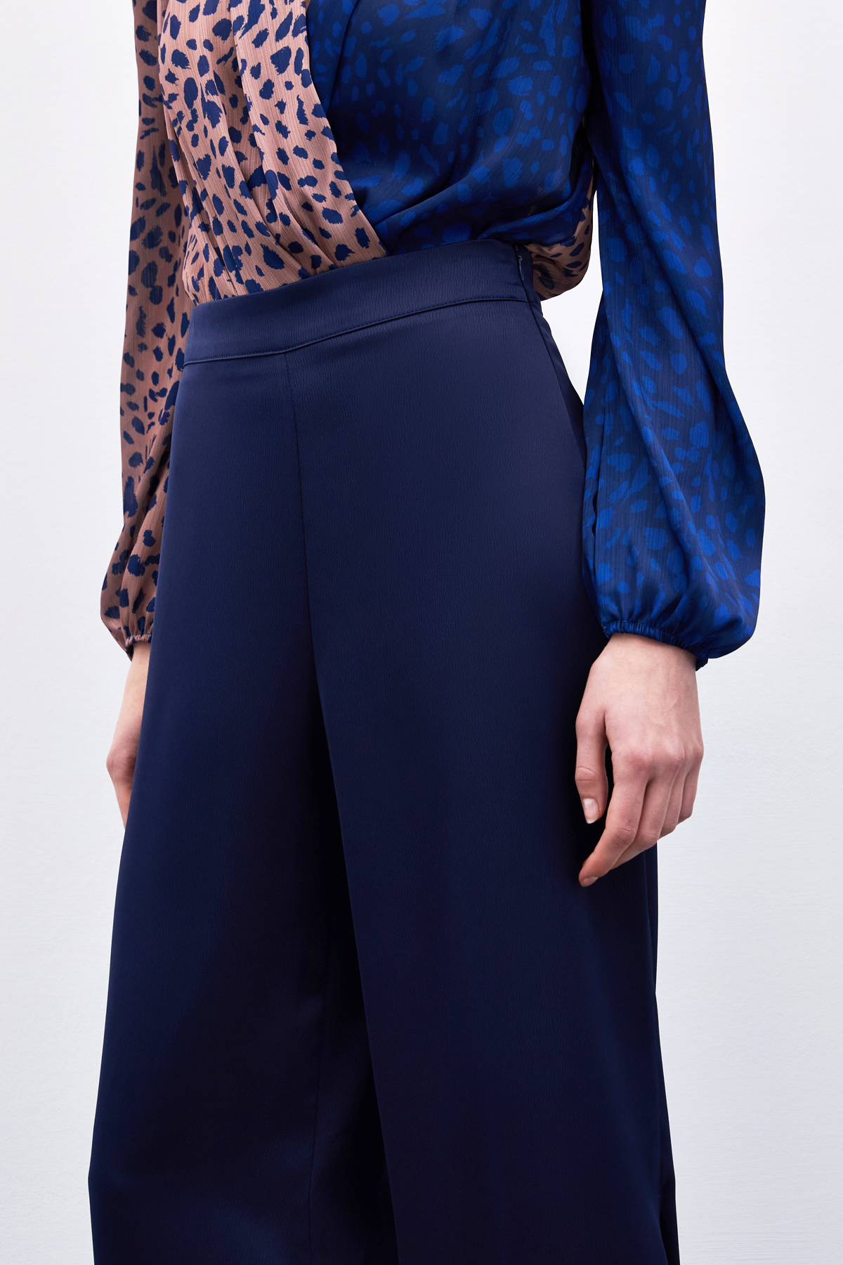 Yırtmaç Detaylı Saten Pantolon - Lacivert