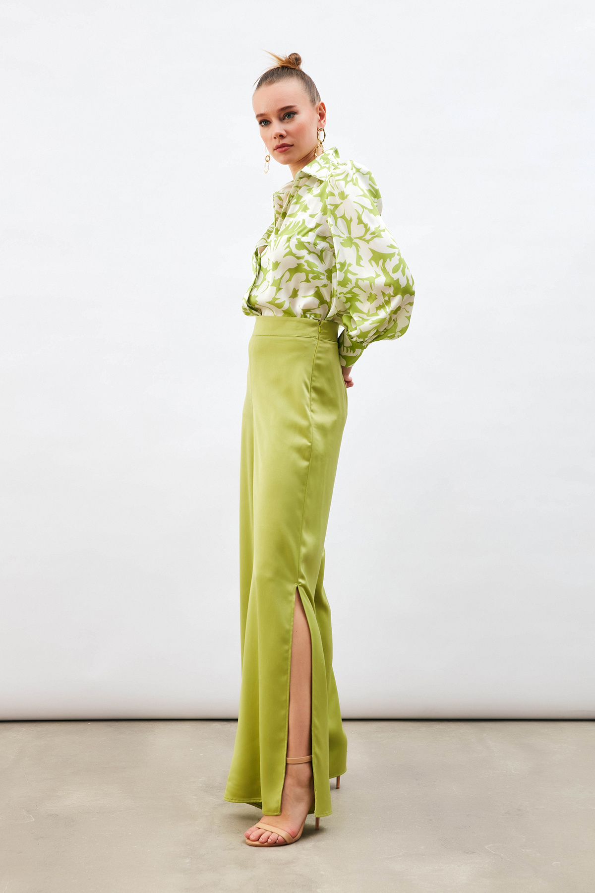 Yırtmaç Detaylı Saten Pantolon - YAĞ YEŞİLİ