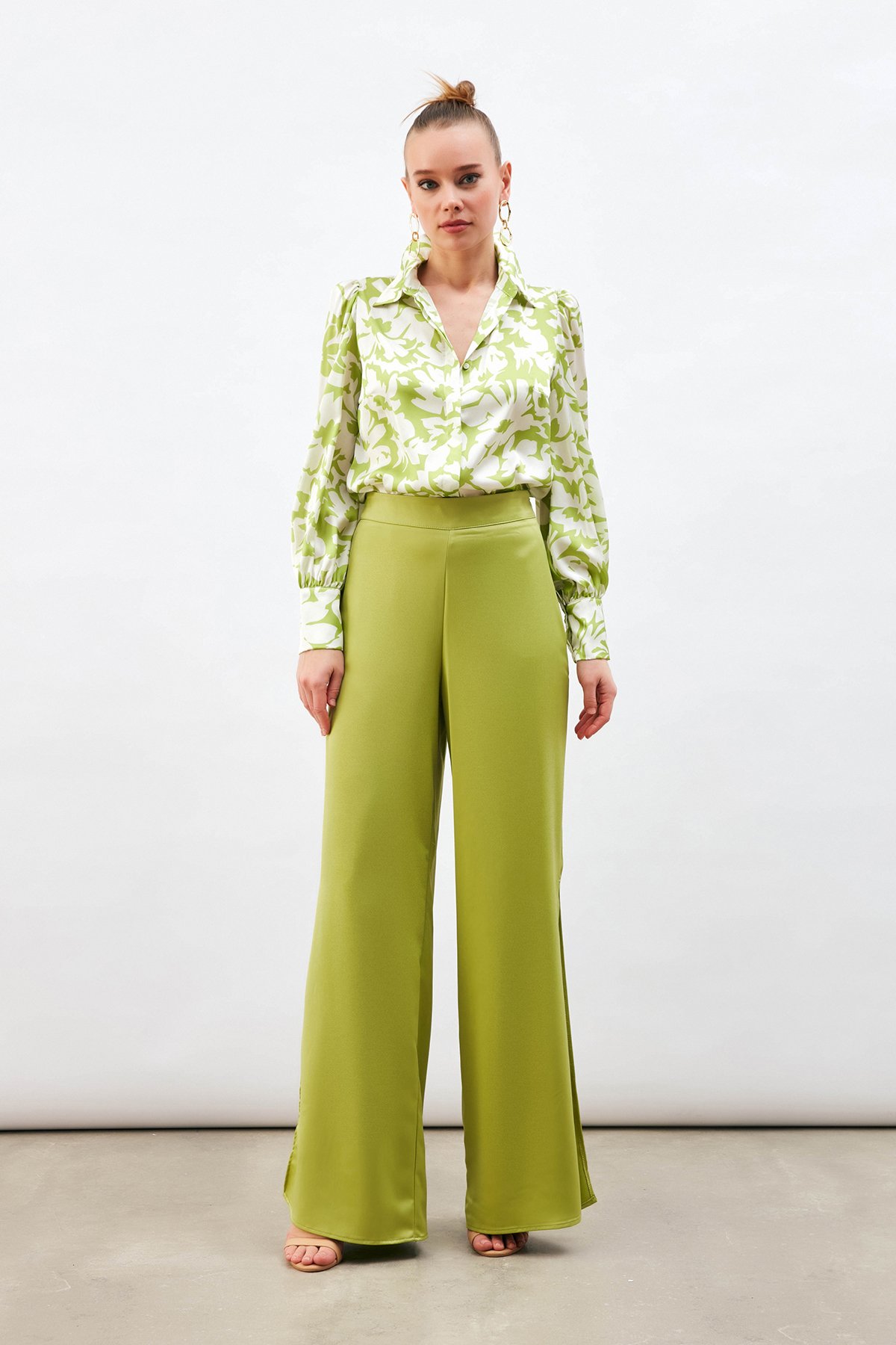 Yırtmaç Detaylı Saten Pantolon - YAĞ YEŞİLİ
