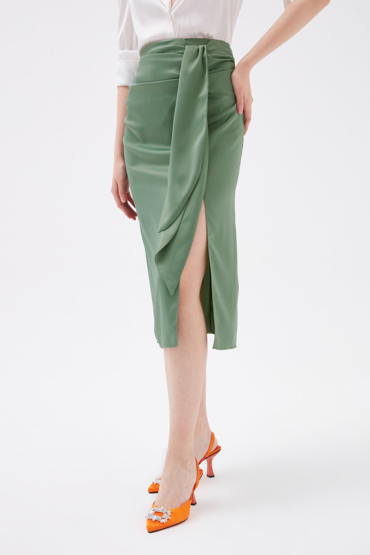 Yırtmaçlı saten etek - ÇAĞLA YEŞİLİ