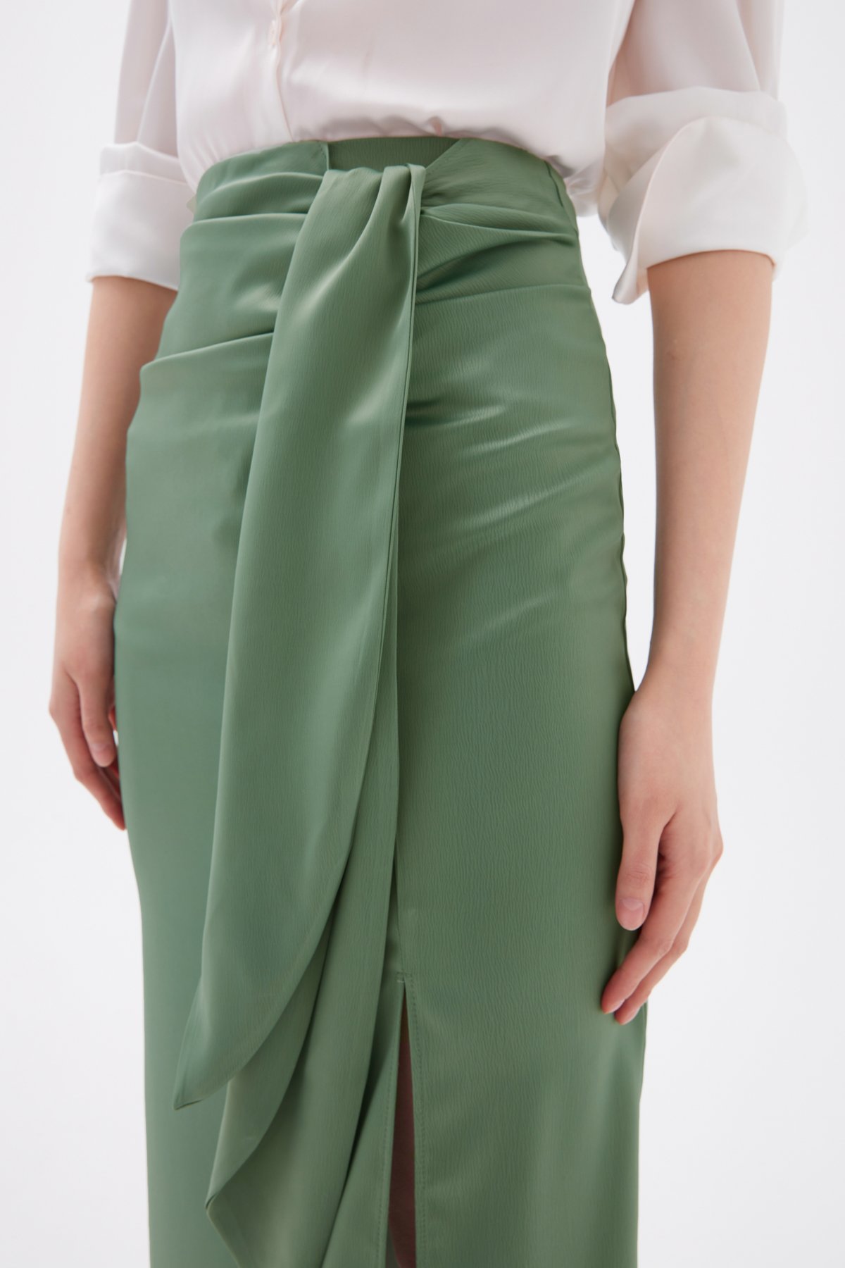 Yırtmaçlı saten etek - ÇAĞLA YEŞİLİ