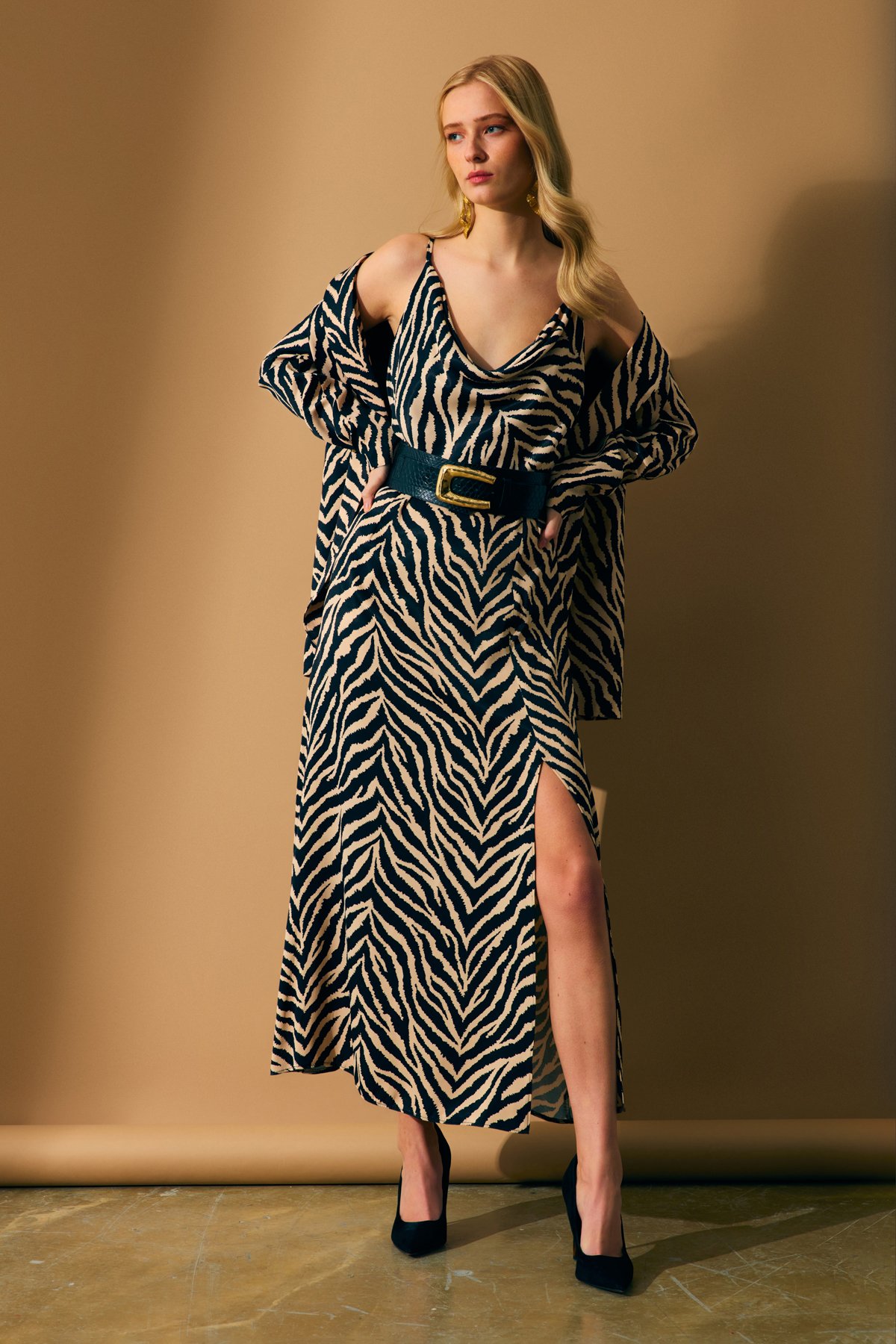 Yırtmaçlı zebra desenli saten elbise - ZEBRA