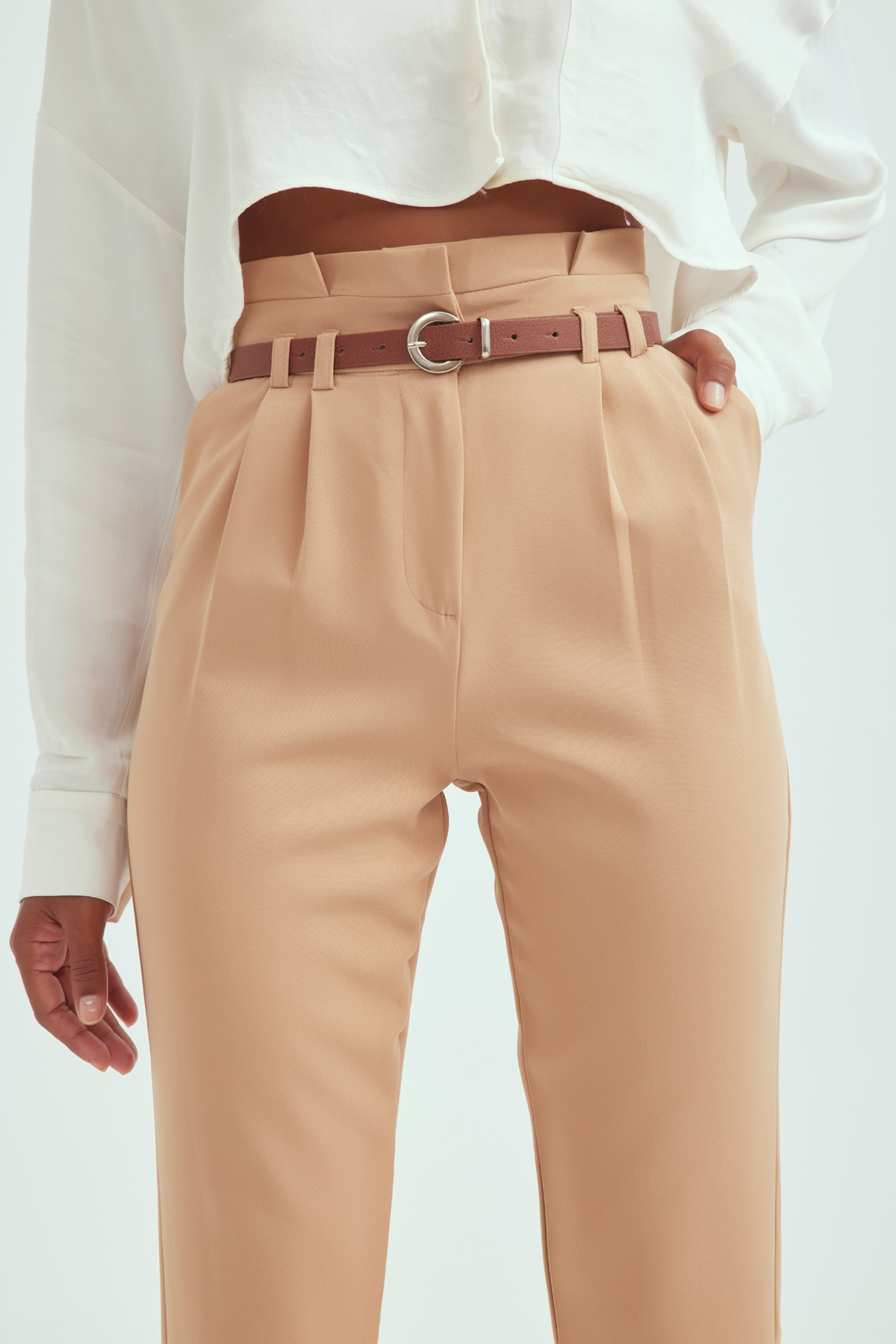 Yüksek bel pileli  kemerli pantolon - CAMEL