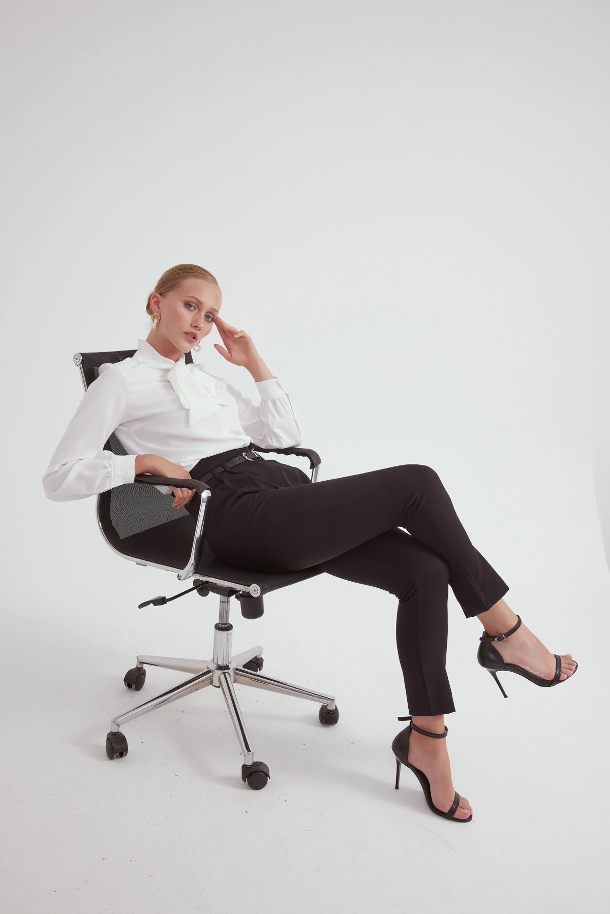 High waist pleated belted Trousers - BLACK