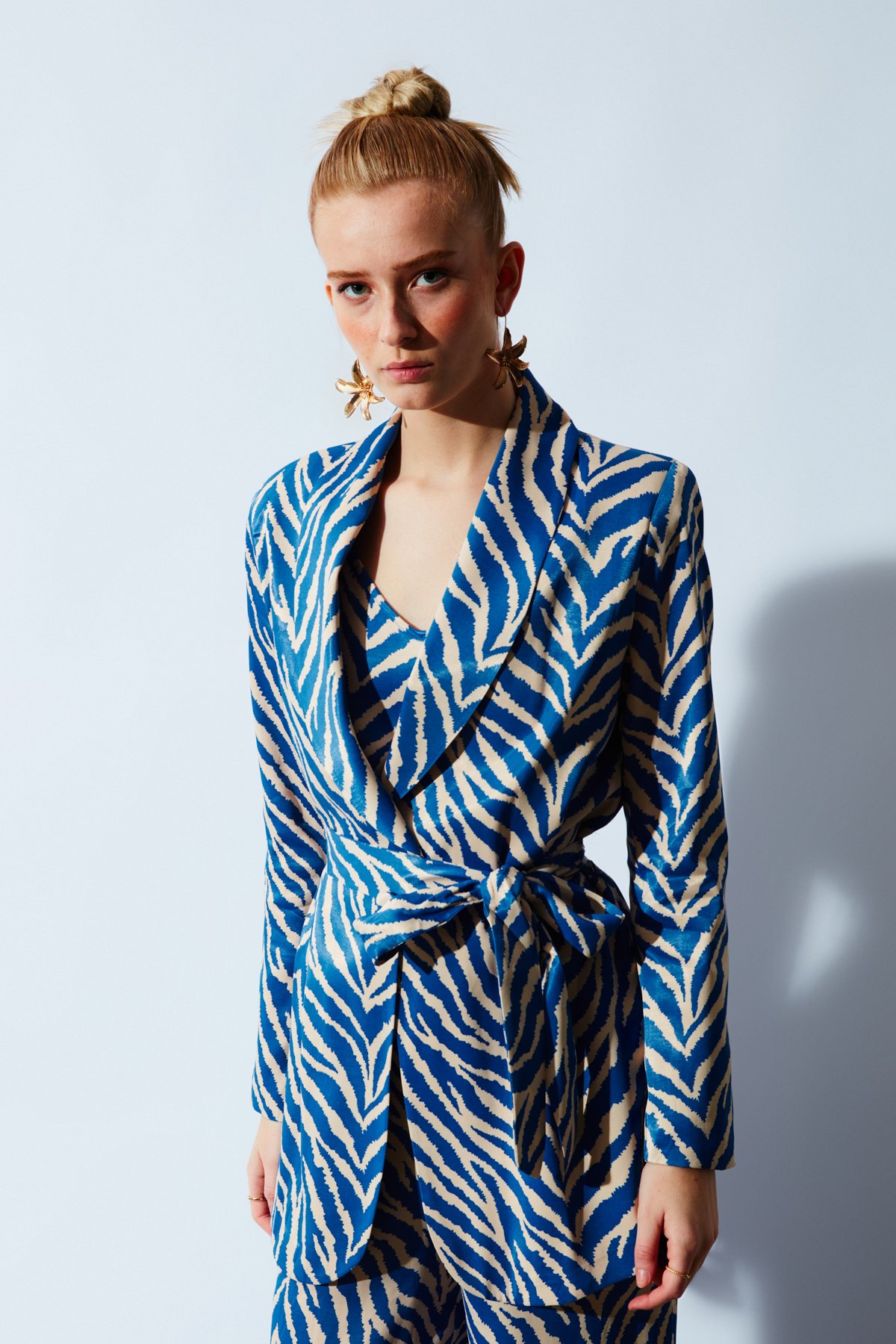 Zebra desenli kuşaklı ceket - MAVİ